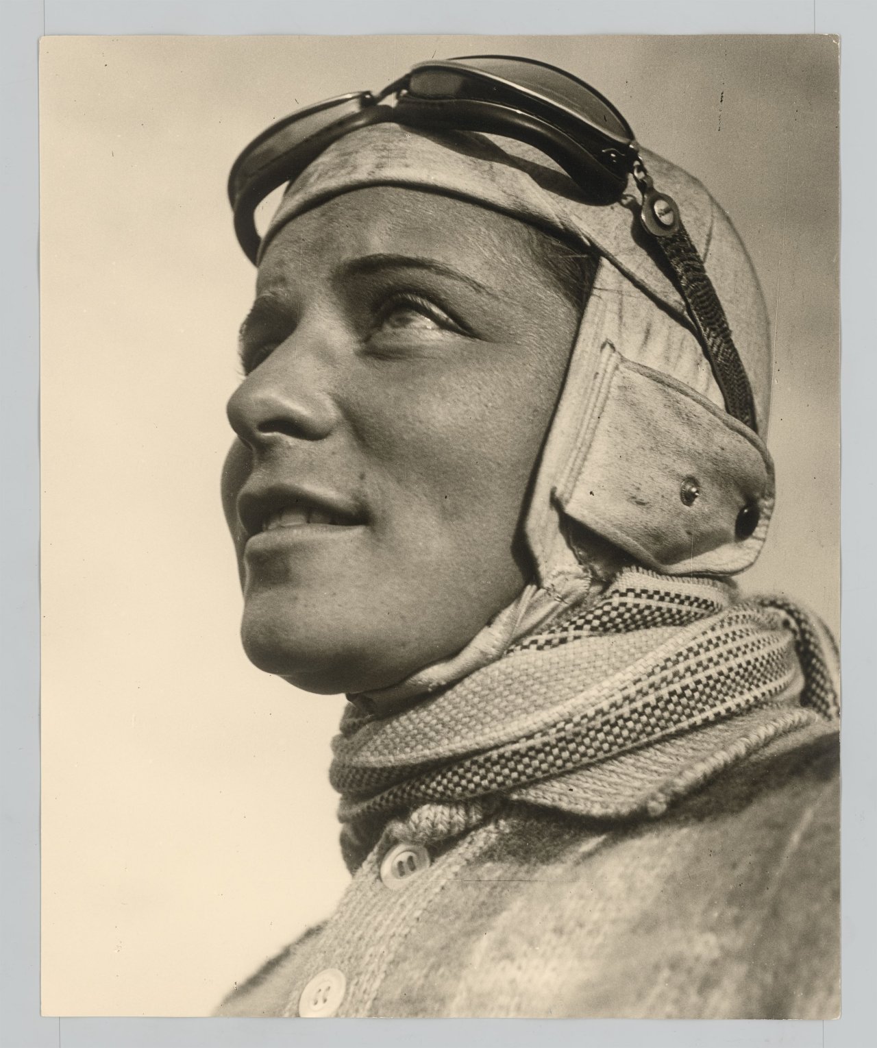 Auf diesem Bild ist das folgende Kunstwerk zu sehen: Fritz Eschen. Die Fliegerin Elly Beinhorn. Um 1930.