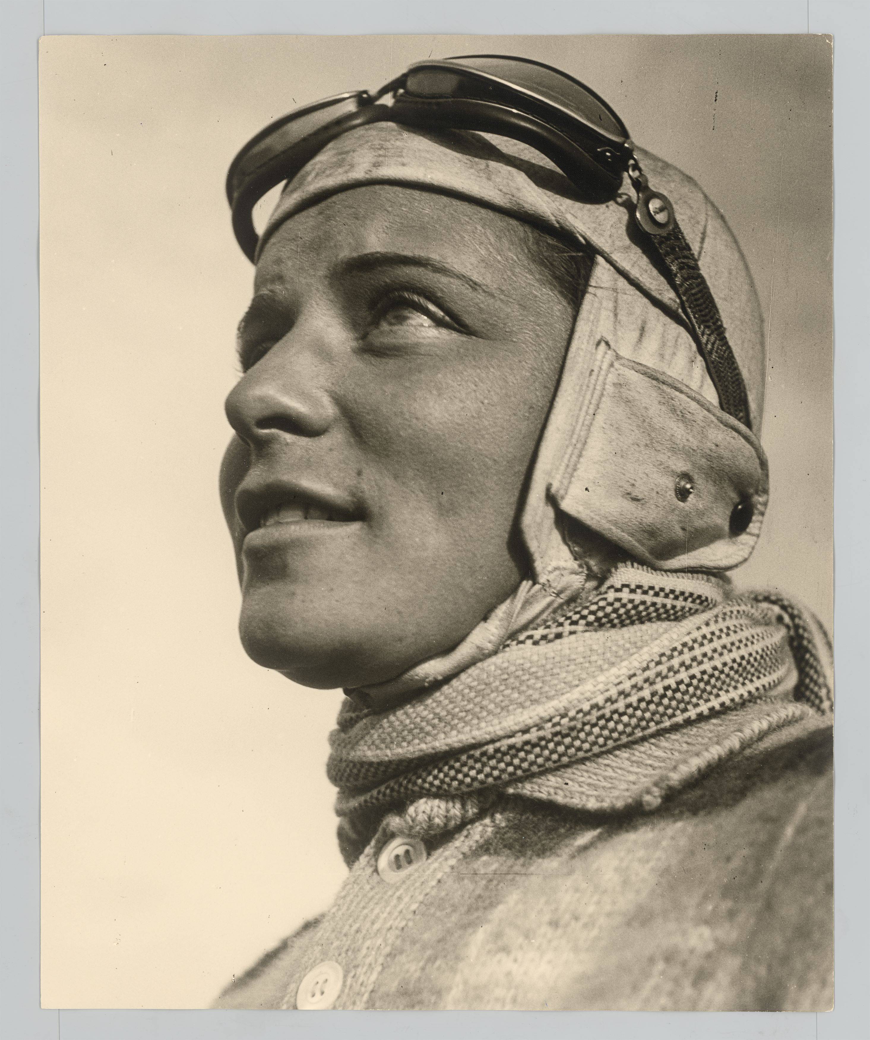 Auf diesem Bild ist das folgende Kunstwerk zu sehen: Fritz Eschen. Die Fliegerin Elly Beinhorn. Um 1930.