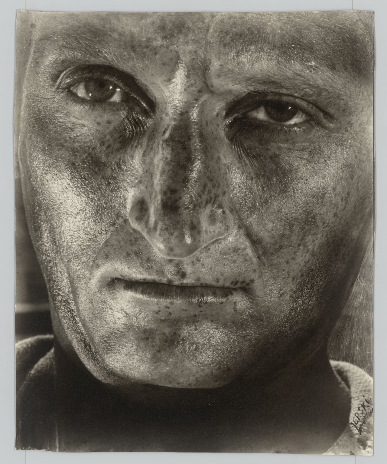 This picture shows the following artwork: Helmar Lerski (i.e. Schmuklerski, Israel). Metamorphosis through Light, Tel-Aviv. 1935–1936.