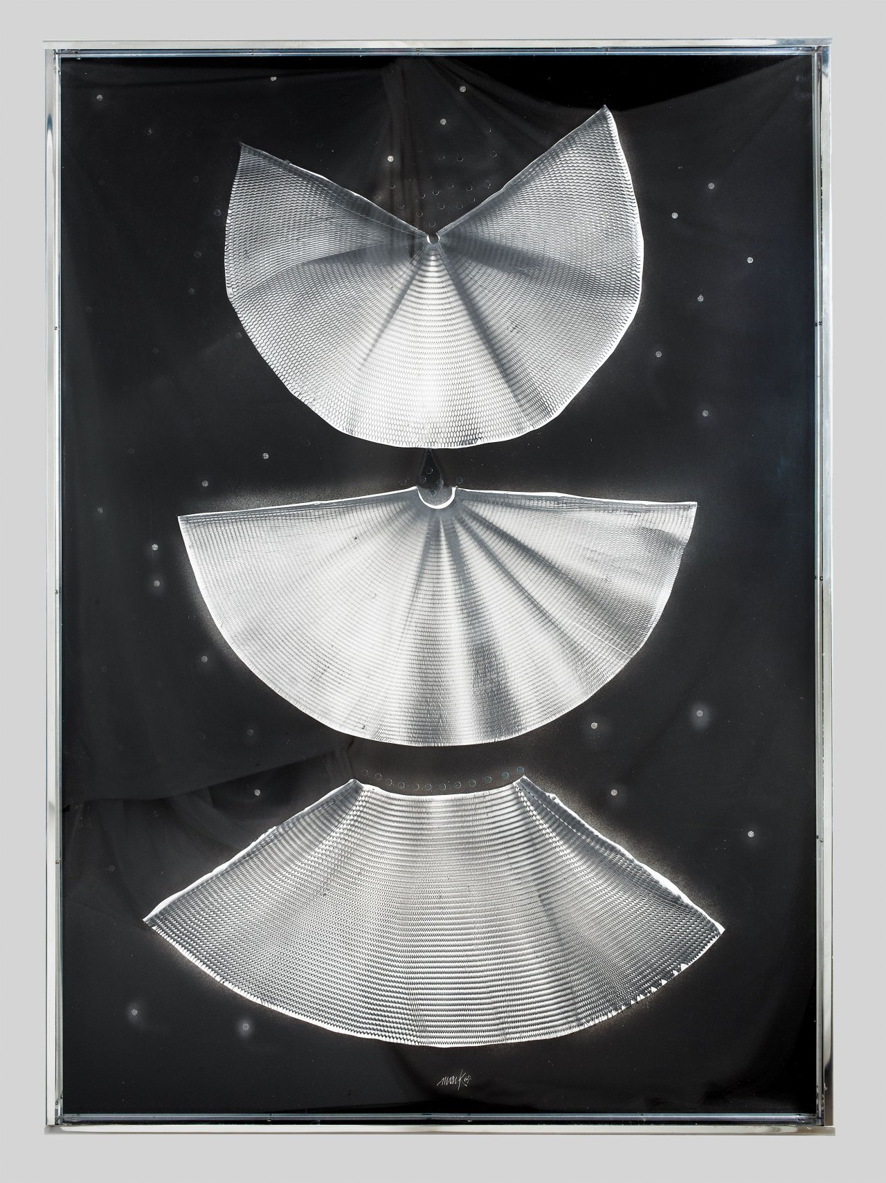 Auf diesem Bild ist das folgende Kunstwerk zu sehen: Heinz Mack. „schwarzer Engel“. 1964.
