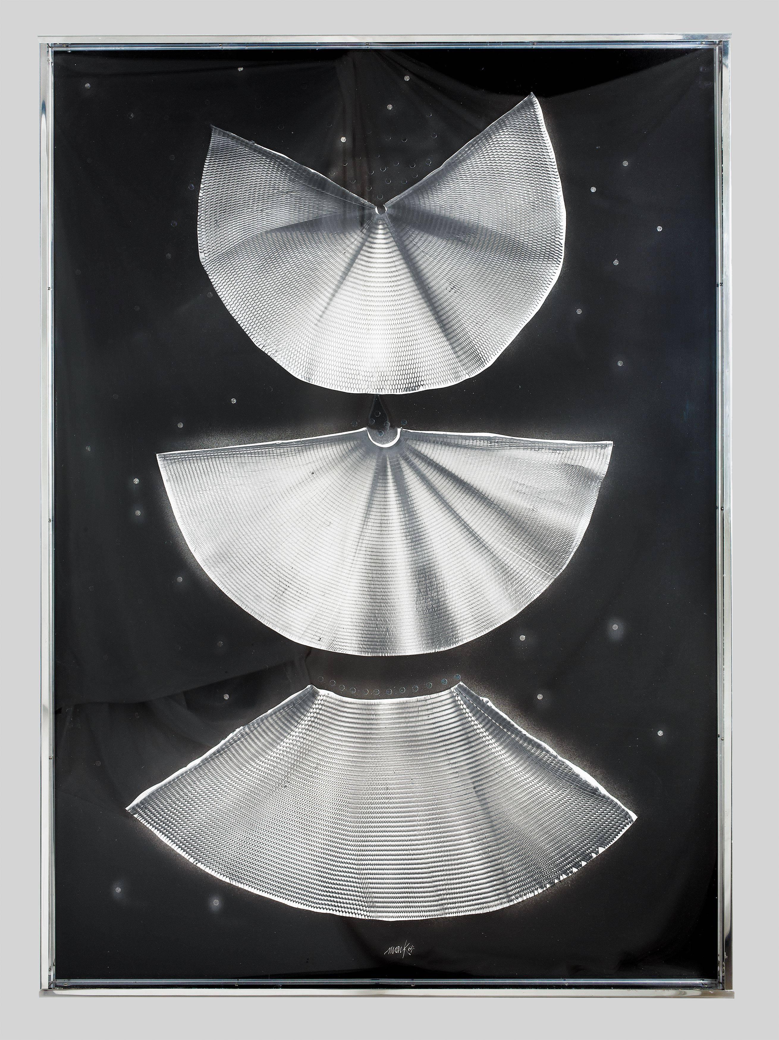 Auf diesem Bild ist das folgende Kunstwerk zu sehen: Heinz Mack. „schwarzer Engel“. 1964.