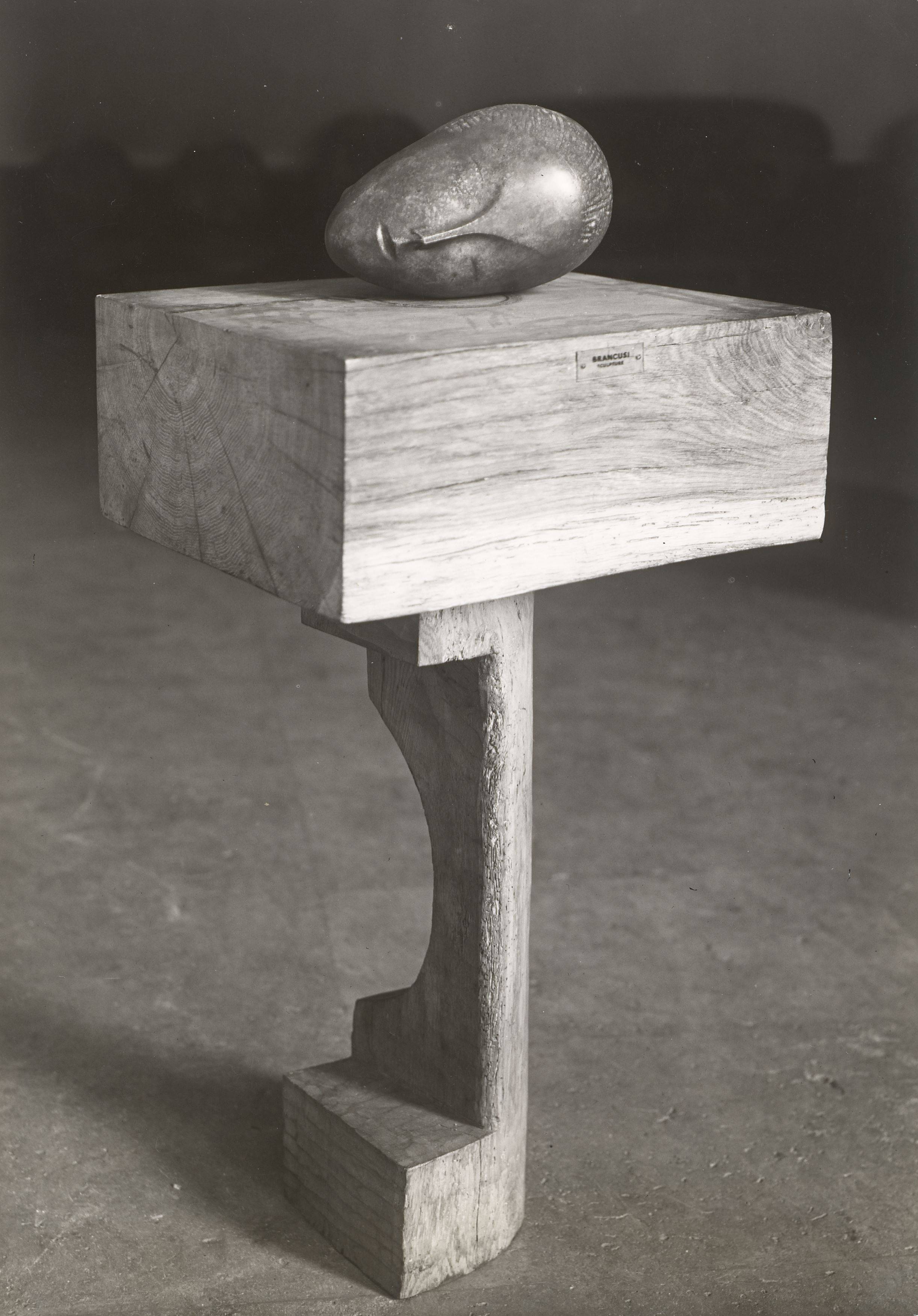 Auf diesem Bild ist das folgende Kunstwerk zu sehen: Marc Vaux. La Muse endormie de Constantin Brancusi. Um 1960.