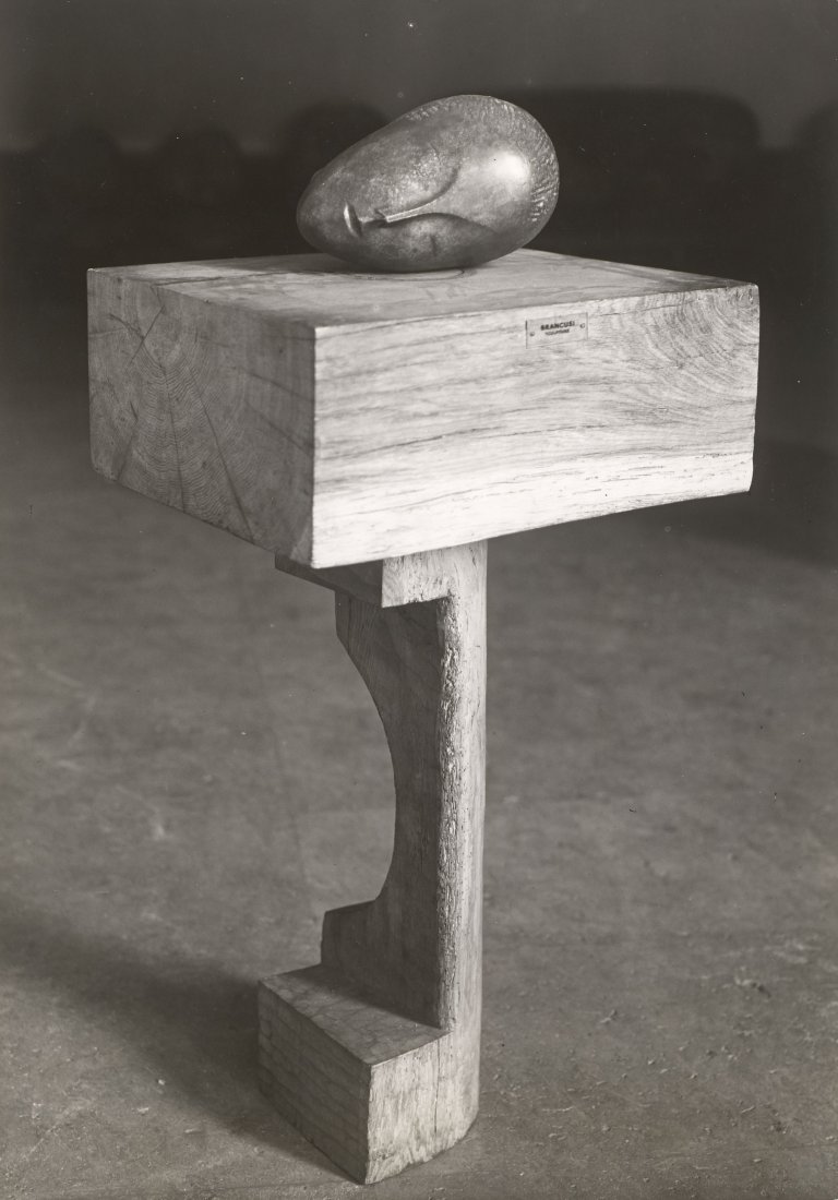 Auf diesem Bild ist das folgende Kunstwerk zu sehen: Marc Vaux. La Muse endormie de Constantin Brancusi. Um 1960.