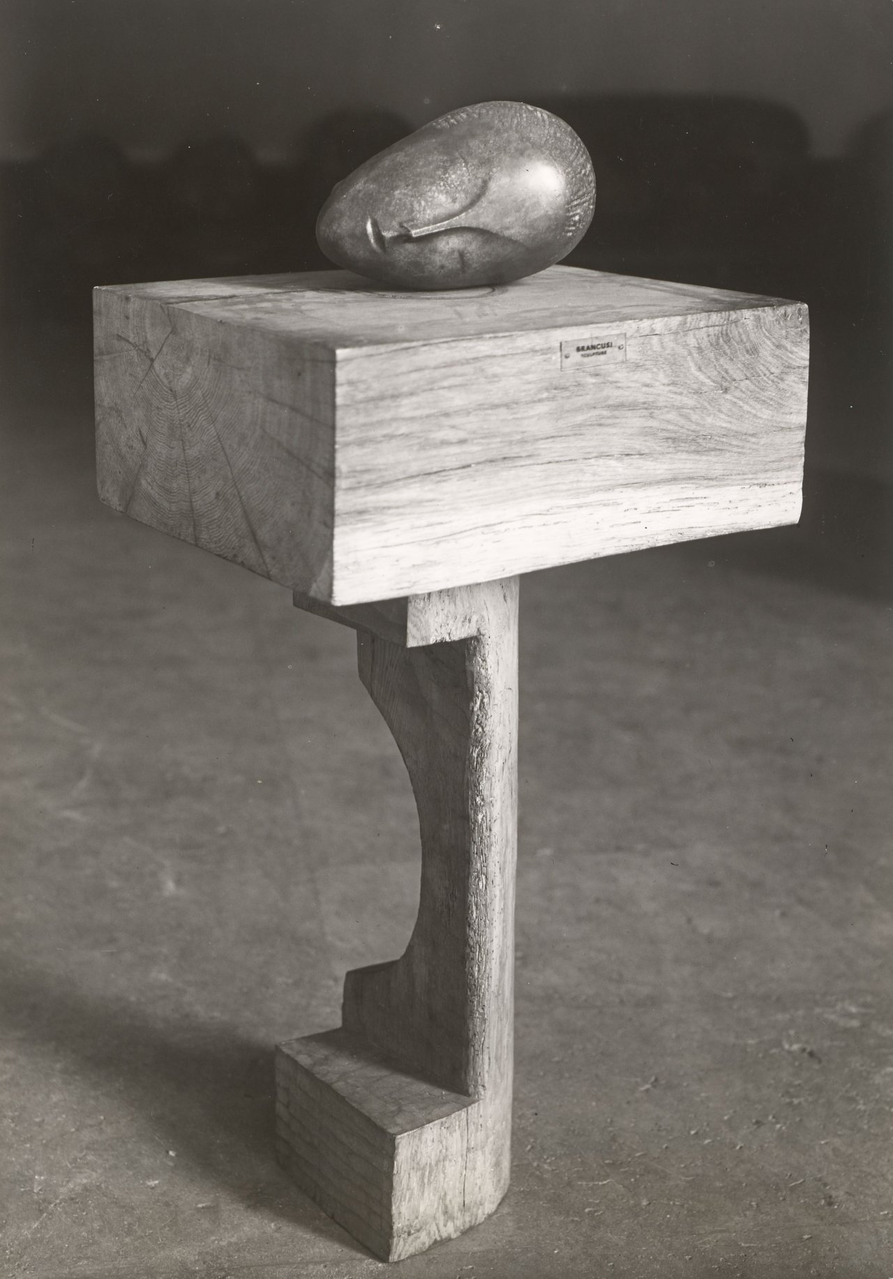 Auf diesem Bild ist das folgende Kunstwerk zu sehen: Marc Vaux. La Muse endormie de Constantin Brancusi. Um 1960.