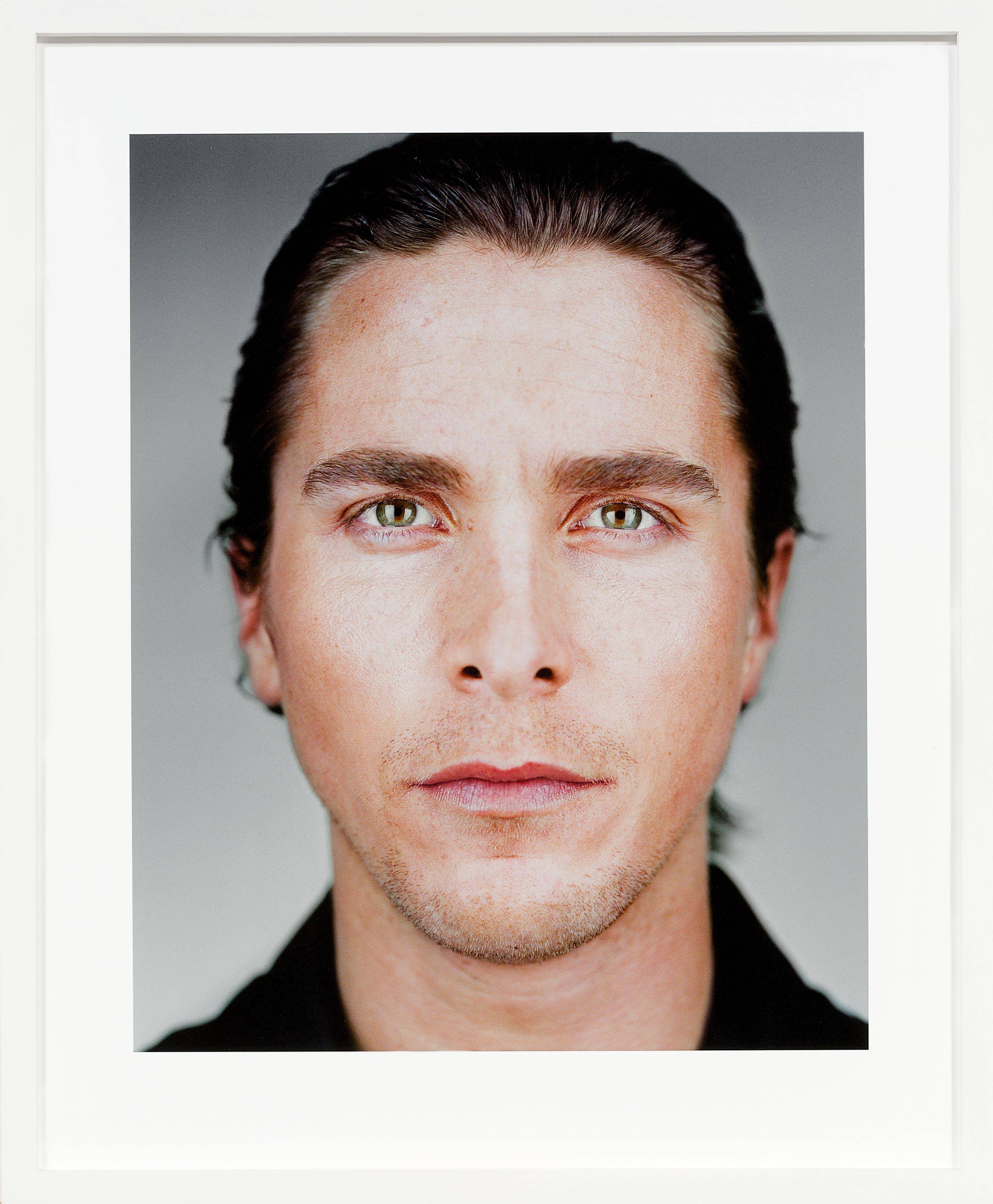 Auf diesem Bild ist das folgende Kunstwerk zu sehen: Martin Schoeller. Christian Bale. 2000.