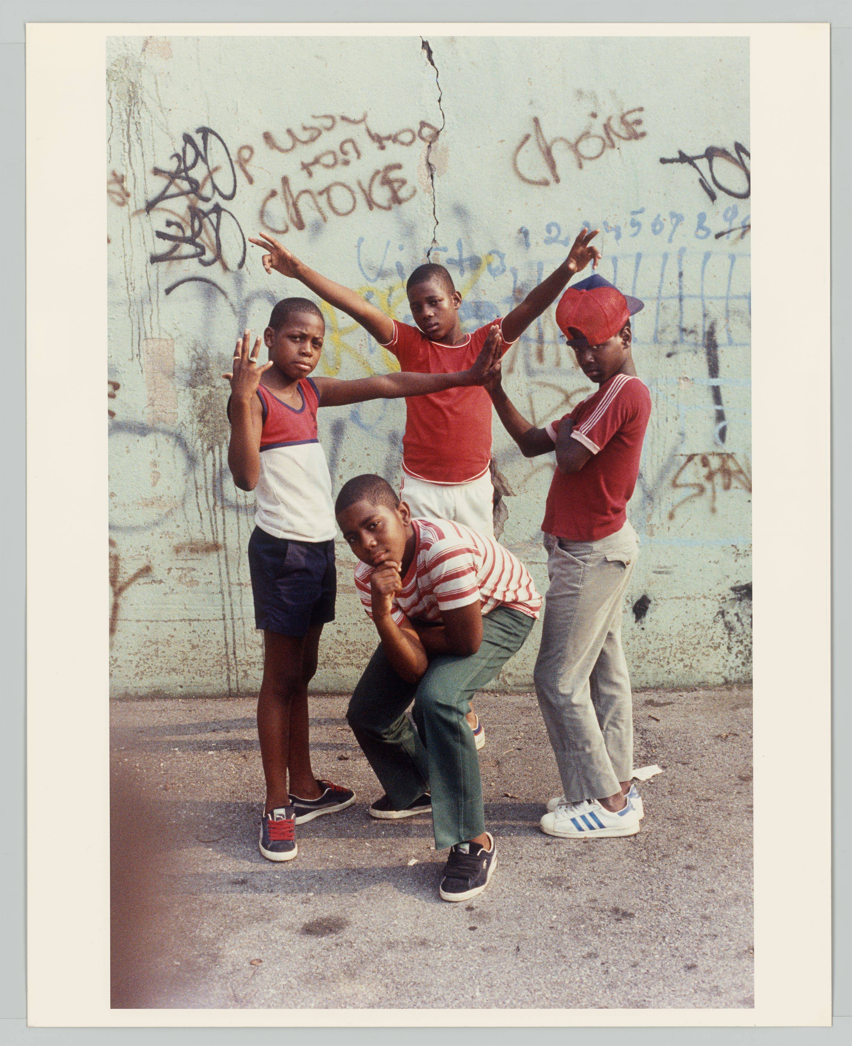 Auf diesem Bild ist das folgende Kunstwerk zu sehen: Jamel Shabazz. Young Boys, East Flatbush, Brooklyn, NYC. 1981.