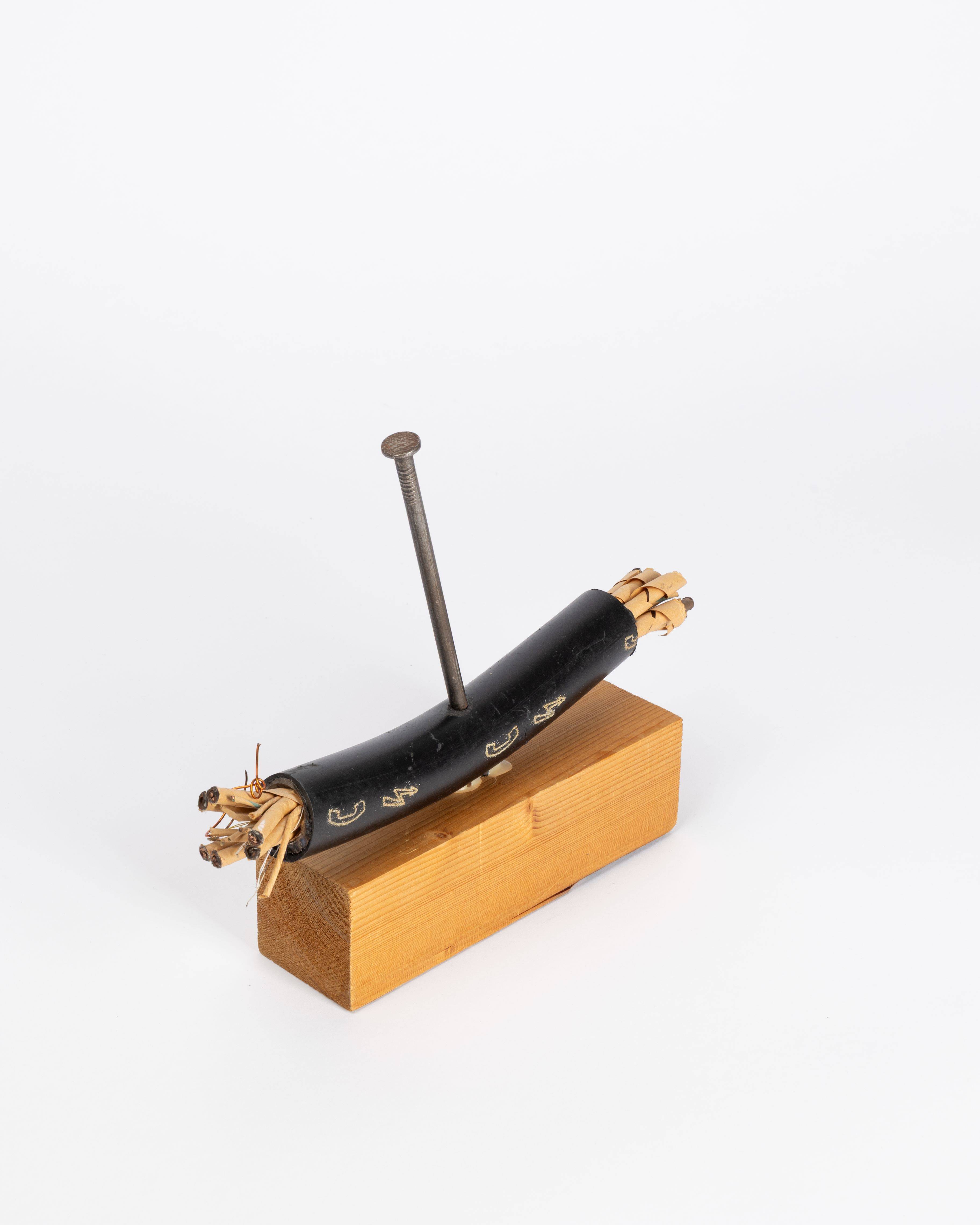 Auf diesem Bild ist das folgende Kunstwerk zu sehen: Günther Uecker. „Kurzer Weg“. 1983.