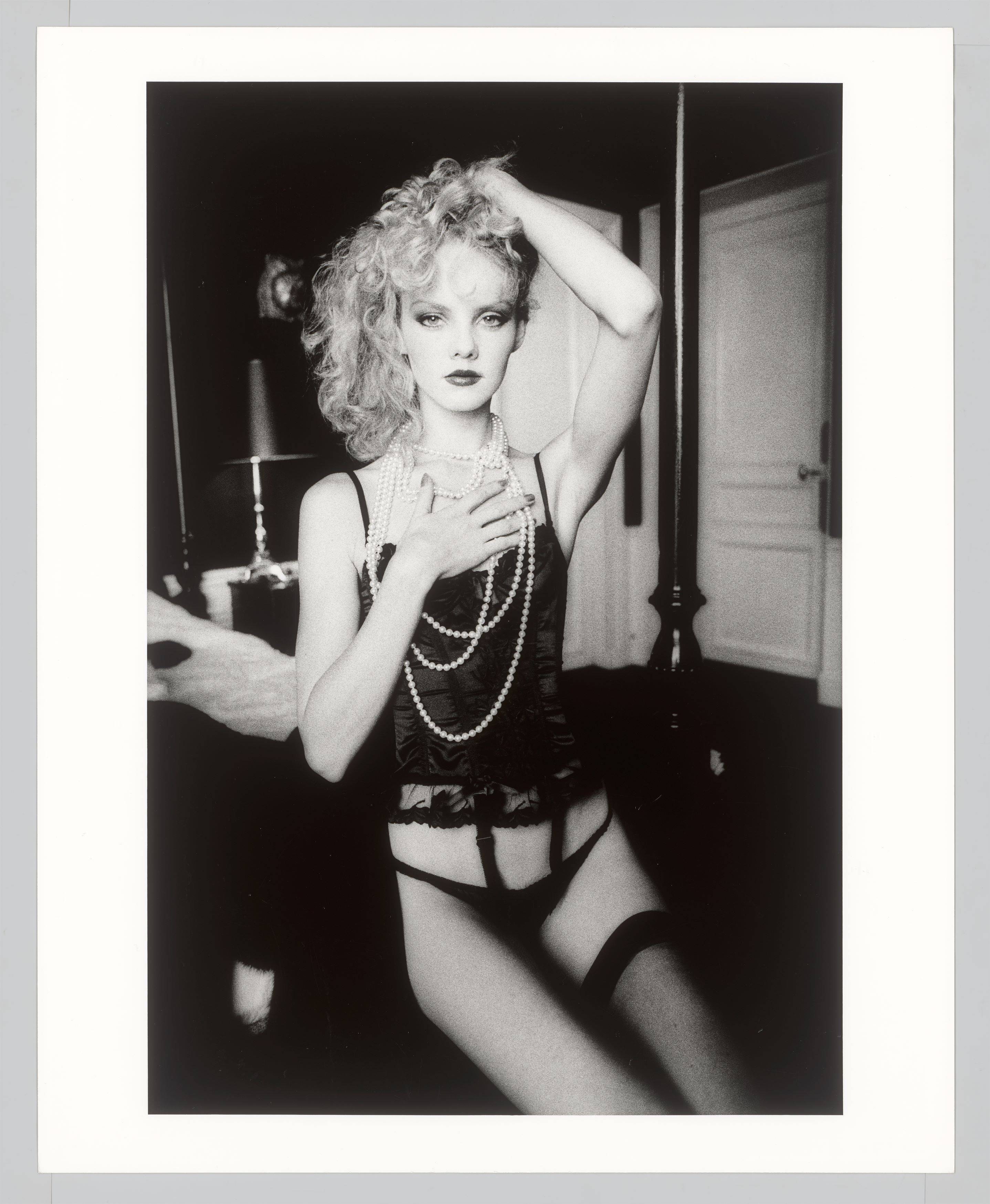 Auf diesem Bild ist das folgende Kunstwerk zu sehen: Jeanloup Sieff. Parodie de Lolita pour Vogue, Paris. 1980.