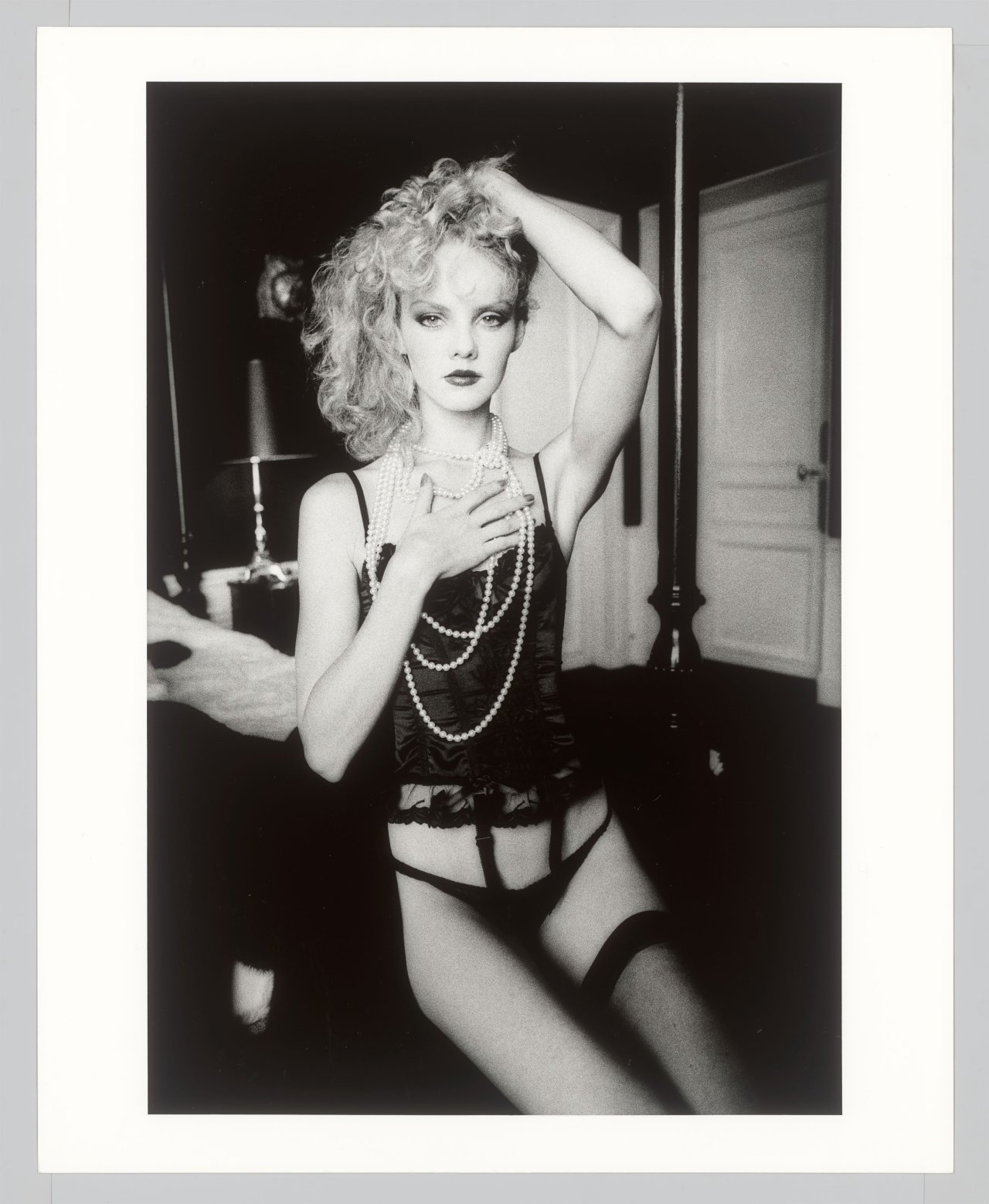 Auf diesem Bild ist das folgende Kunstwerk zu sehen: Jeanloup Sieff. Parodie de Lolita pour Vogue, Paris. 1980.