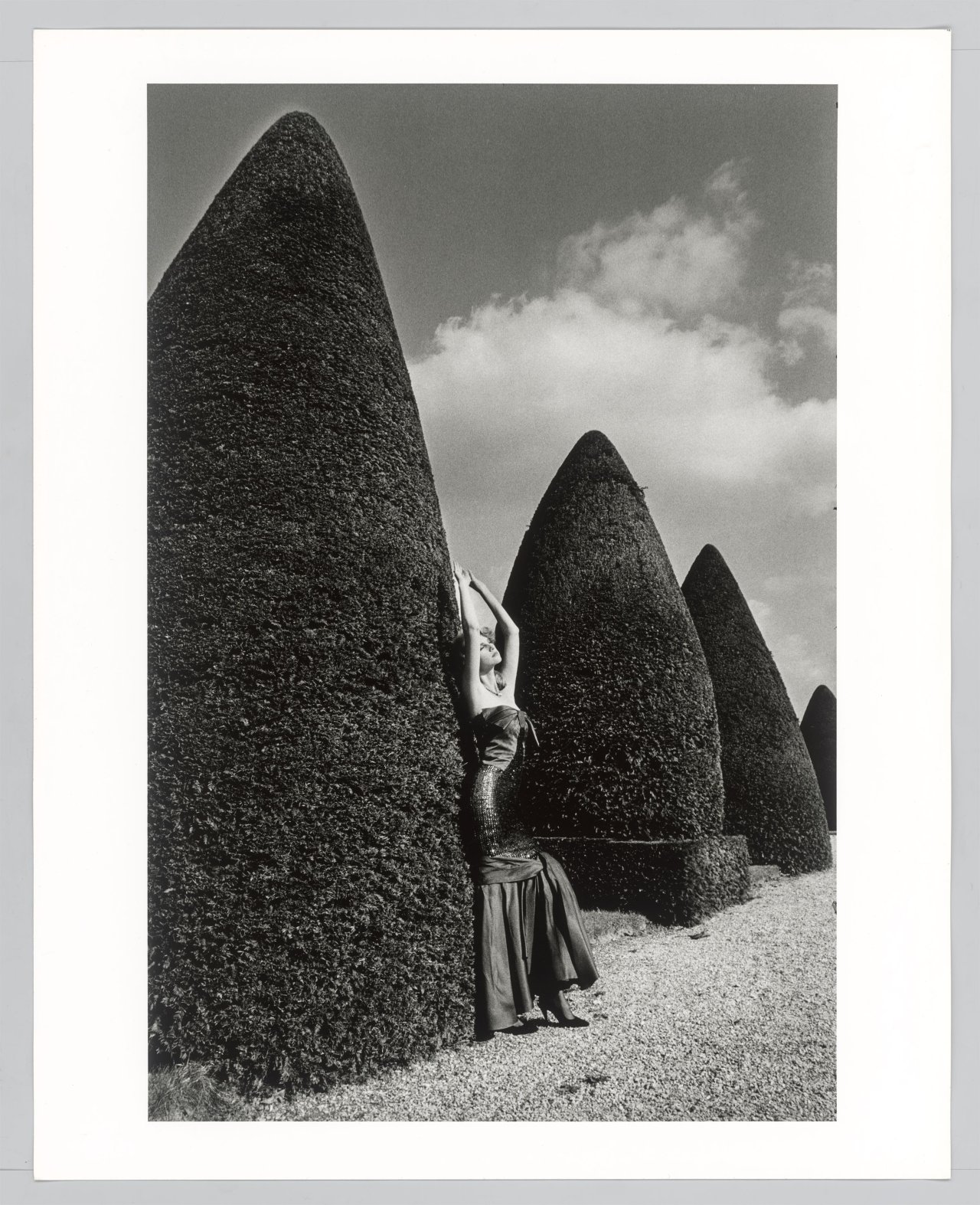 Auf diesem Bild ist das folgende Kunstwerk zu sehen: Jeanloup Sieff. Pour Vogue, Paris. 1983.