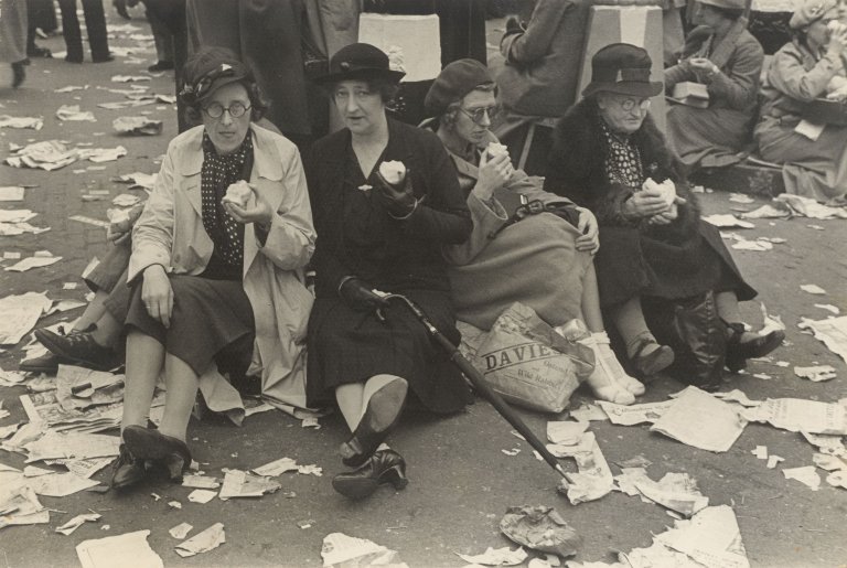Auf diesem Bild ist das folgende Kunstwerk zu sehen: Henri Cartier-Bresson. Couronnement du roi George VI, Londres, Angleterre, 12 mai. 1937.