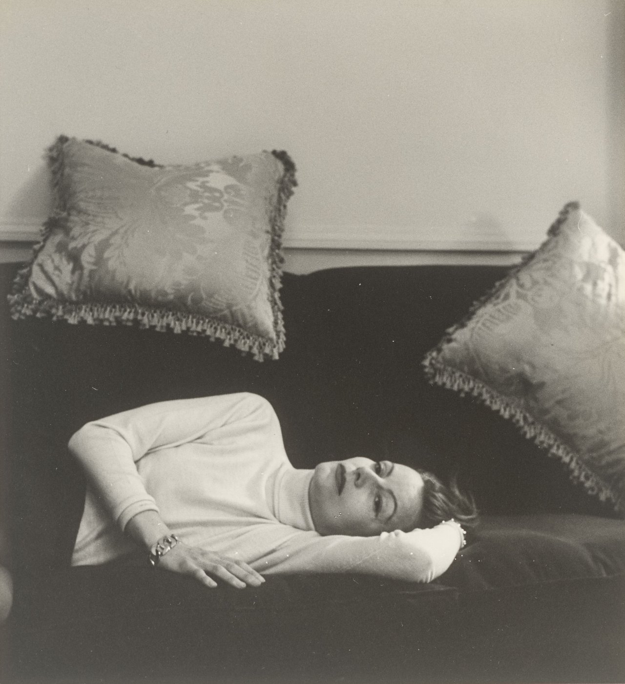 Auf diesem Bild ist das folgende Kunstwerk zu sehen: Cecil Beaton. Greta Garbo in Beaton's suite at the Plaza Hotel, New York. 1946.