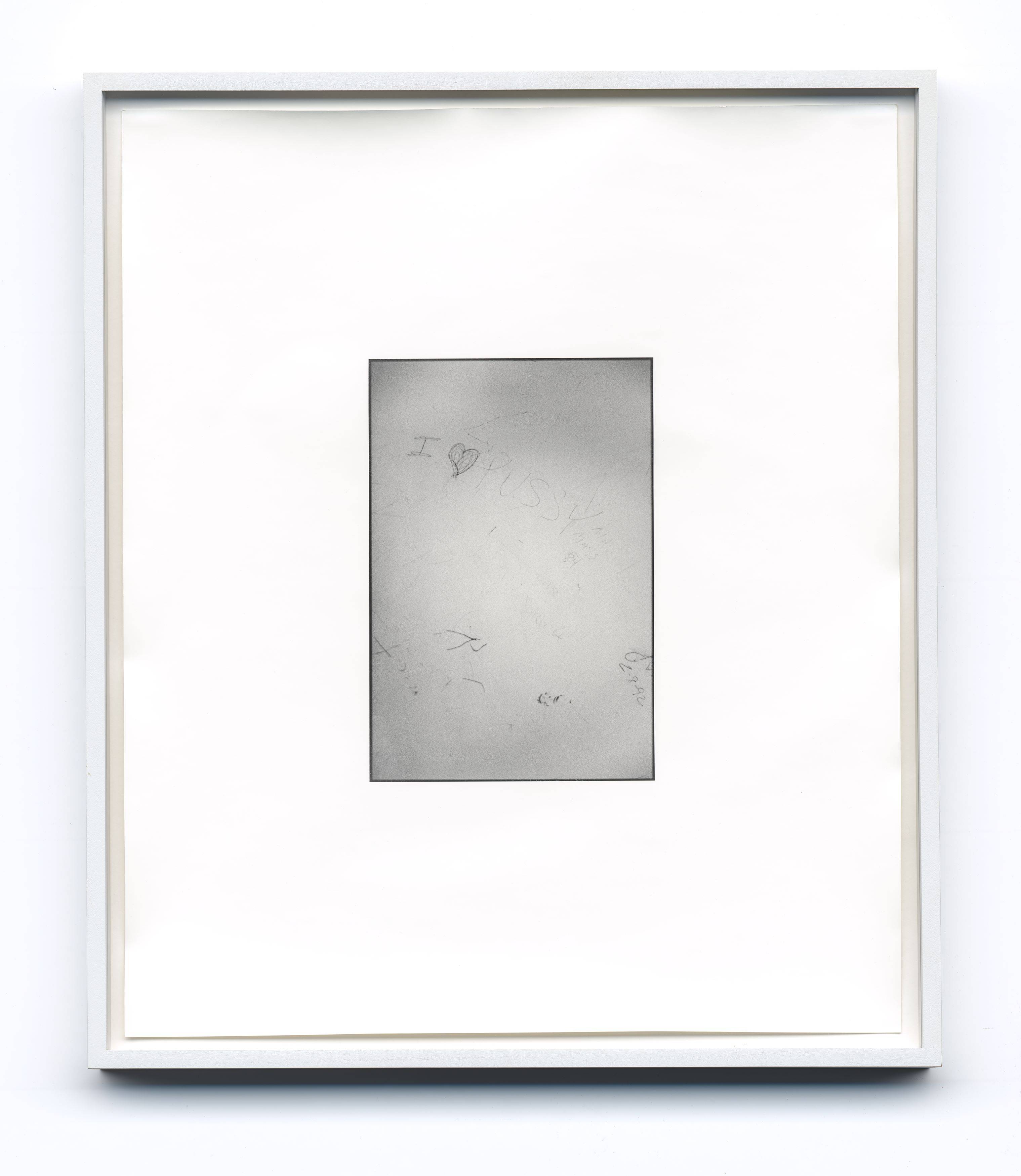 Auf diesem Bild ist das folgende Kunstwerk zu sehen:  Mappenwerk. „Printed Matter Photography Portfolio V: [Untitled/Nudes] Curated by Larry Clark“. 2004.