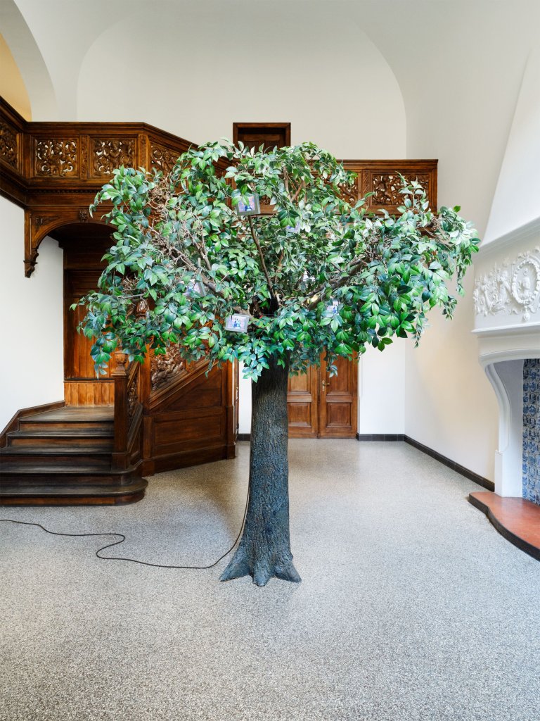 This picture shows the following artwork: Nam June Paik. Tree of Temptation (II). 1984/2005/2008.