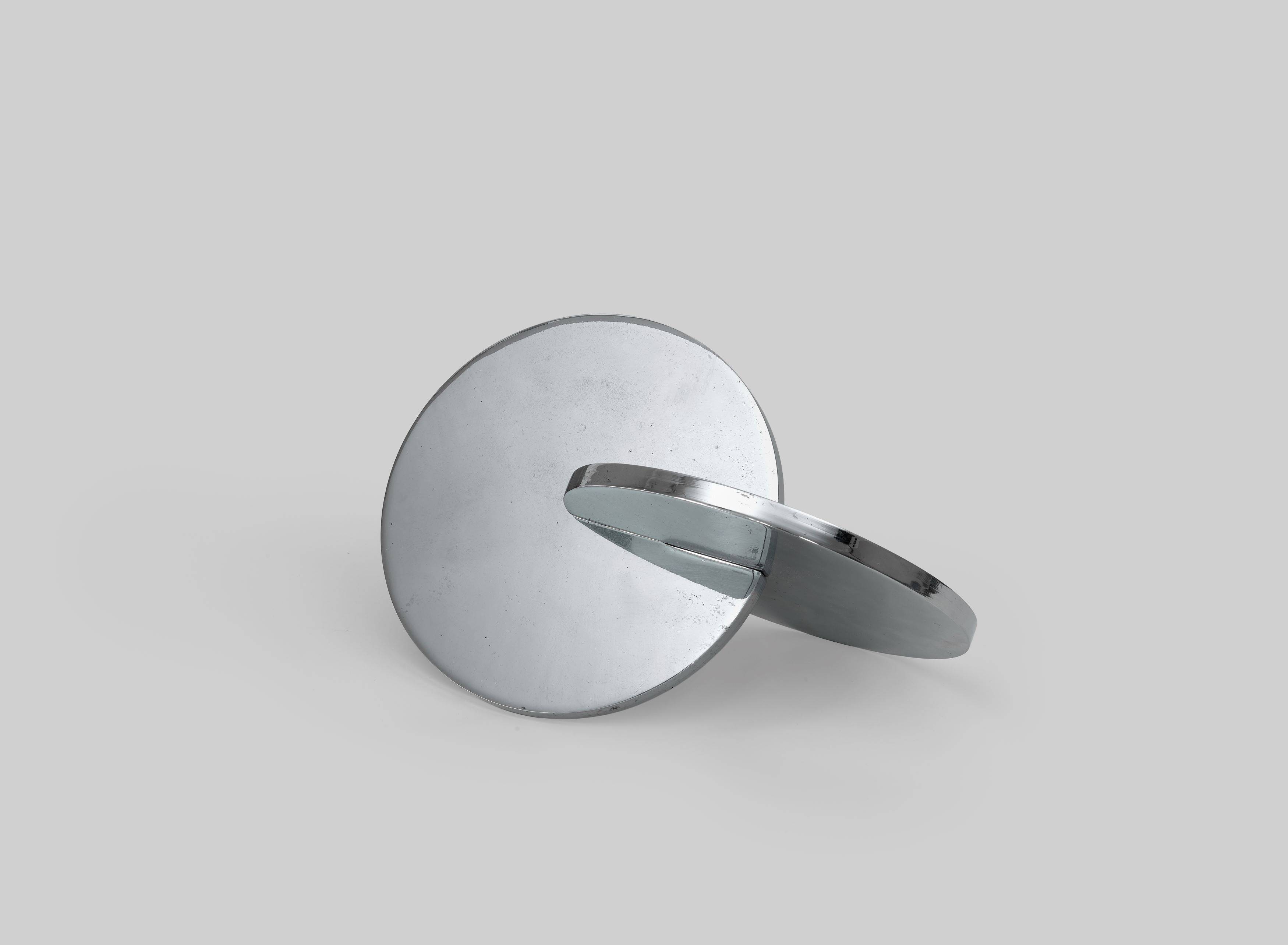 Auf diesem Bild ist das folgende Kunstwerk zu sehen: Hermann Glöckner. Zwei verklammerte Scheiben. 1976.