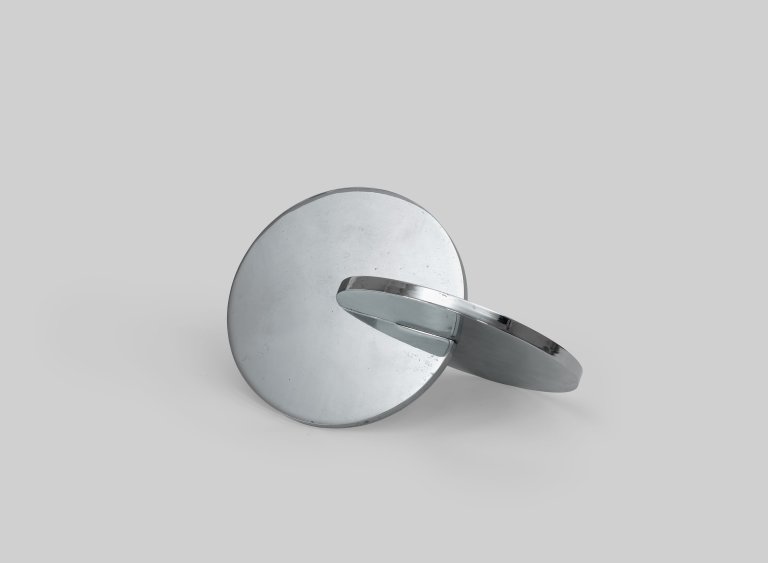 Auf diesem Bild ist das folgende Kunstwerk zu sehen: Hermann Glöckner. Zwei verklammerte Scheiben. 1976.