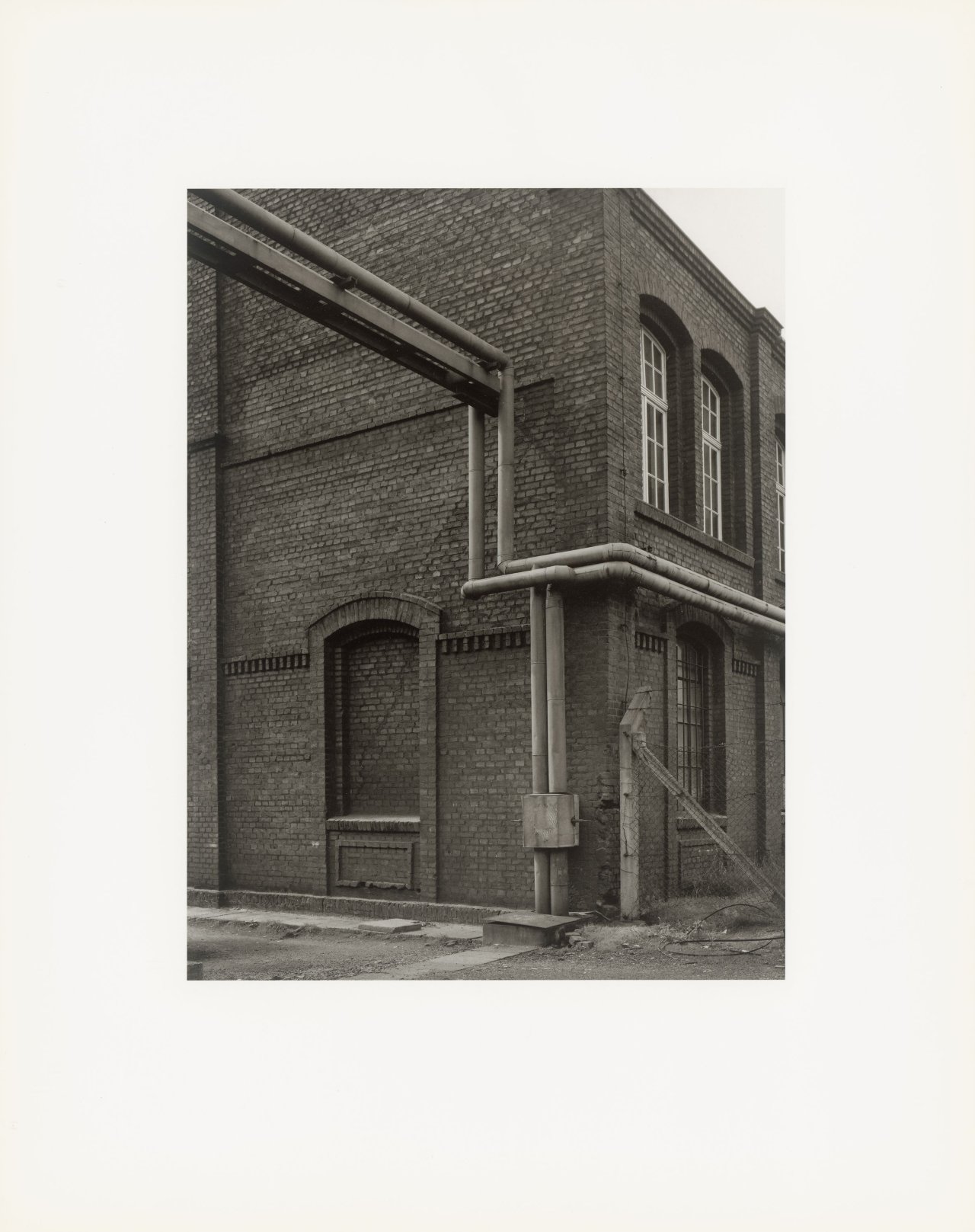 Auf diesem Bild ist das folgende Kunstwerk zu sehen: Bernd und Hilla Becher. „Walls and Conduits“. 1991.