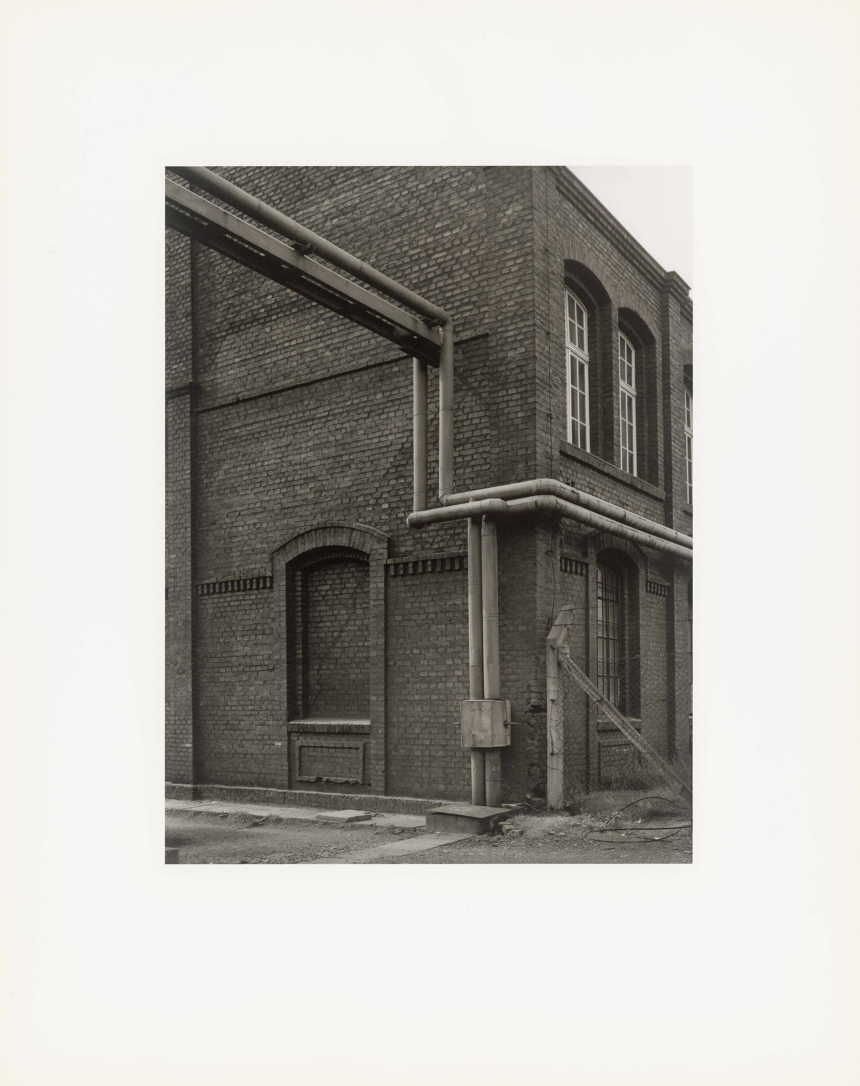 Auf diesem Bild ist das folgende Kunstwerk zu sehen: Bernd und Hilla Becher. „Walls and Conduits“. 1991.