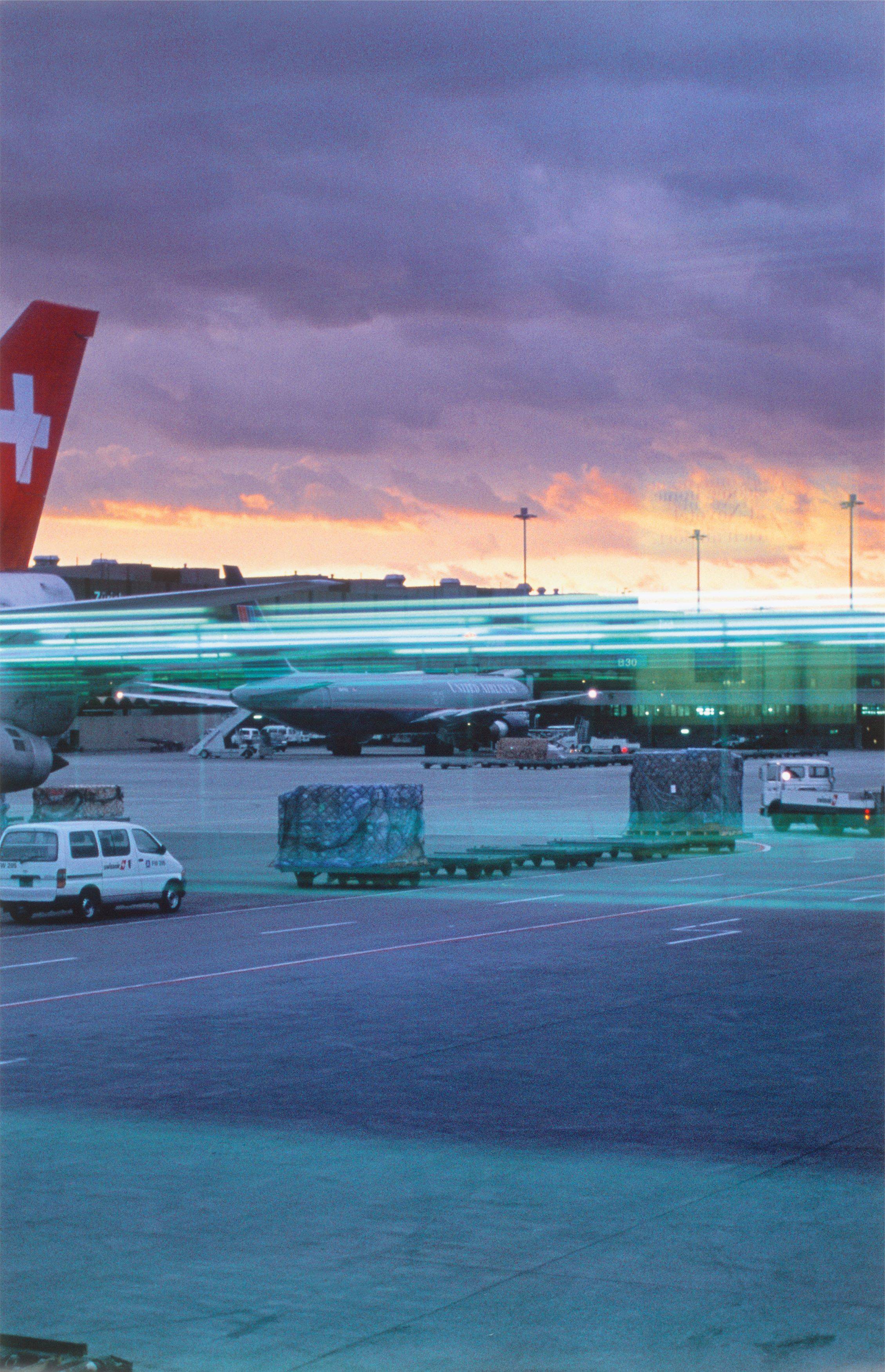 Auf diesem Bild ist das folgende Kunstwerk zu sehen: Peter Fischli und David Weiss. „Ohne Titel (Airport Zürich, 2000)“. 2000/2007.
