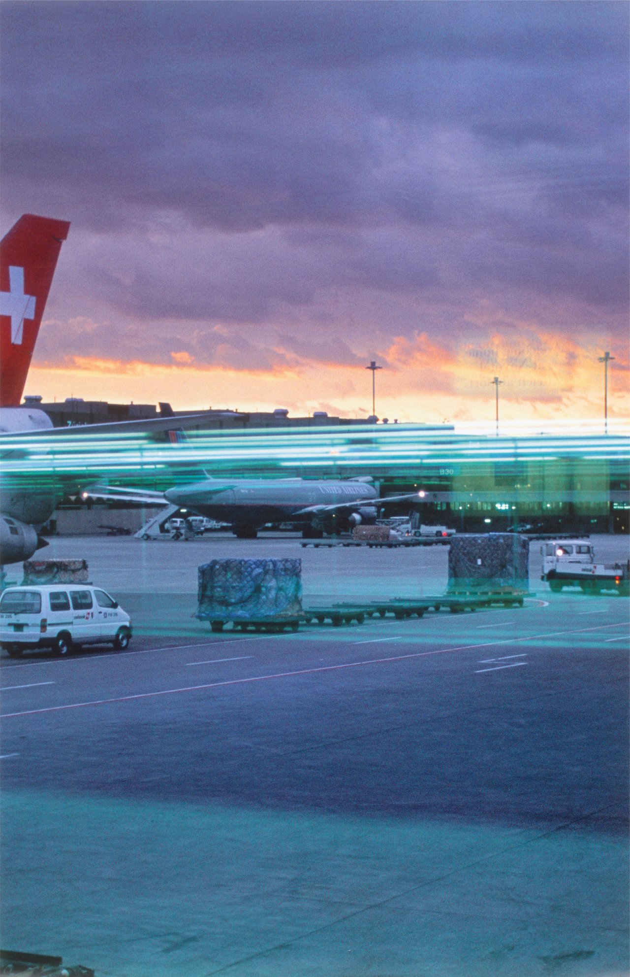 Auf diesem Bild ist das folgende Kunstwerk zu sehen: Peter Fischli und David Weiss. „Ohne Titel (Airport Zürich, 2000)“. 2000/2007.