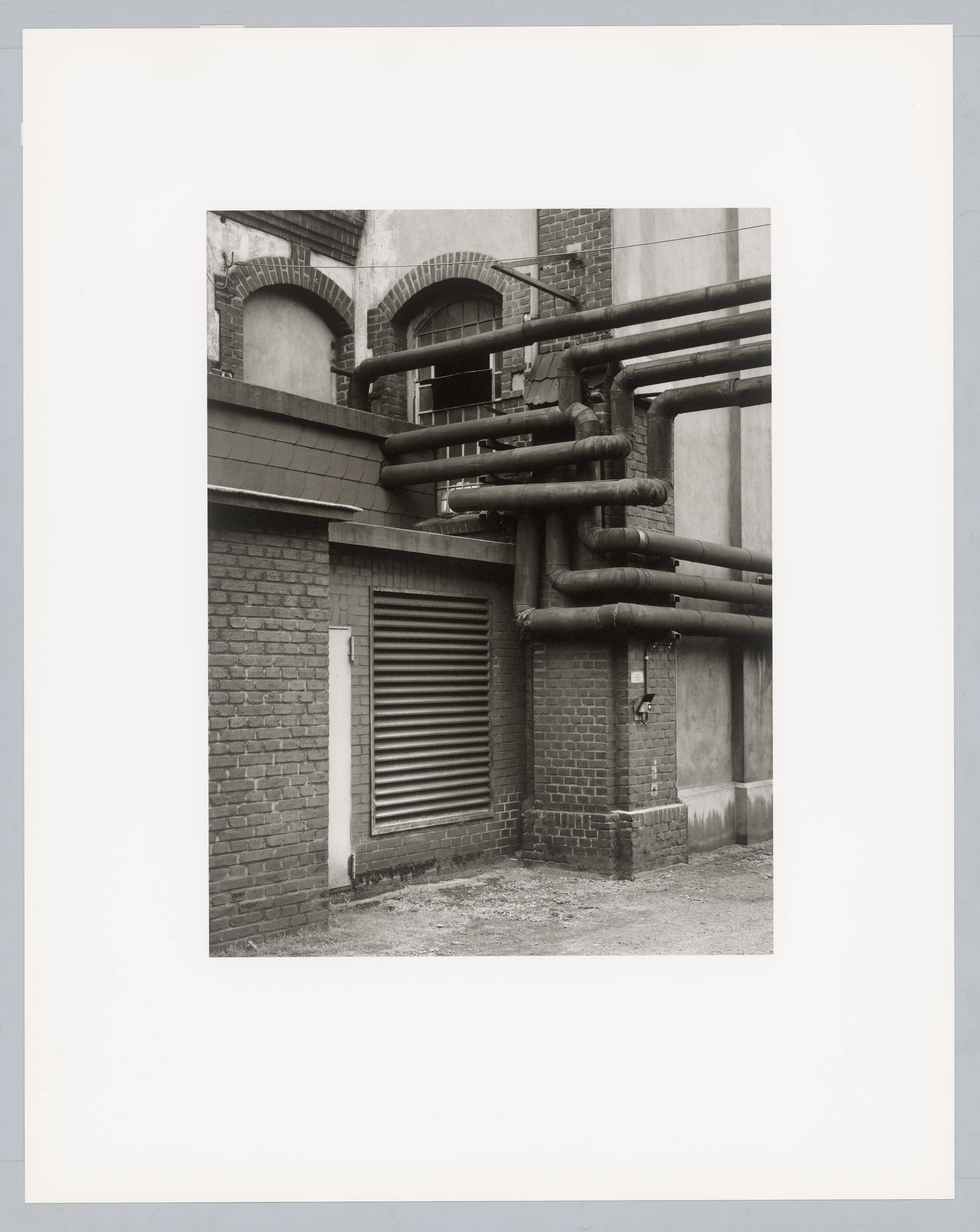 Auf diesem Bild ist das folgende Kunstwerk zu sehen: Bernd und Hilla Becher. „Walls and Conduits“. 1991.