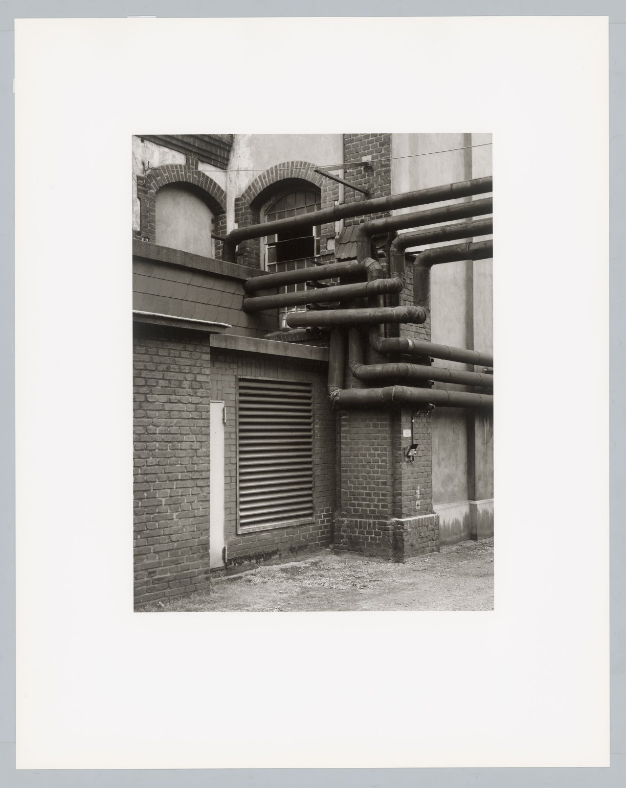 Auf diesem Bild ist das folgende Kunstwerk zu sehen: Bernd und Hilla Becher. „Walls and Conduits“. 1991.