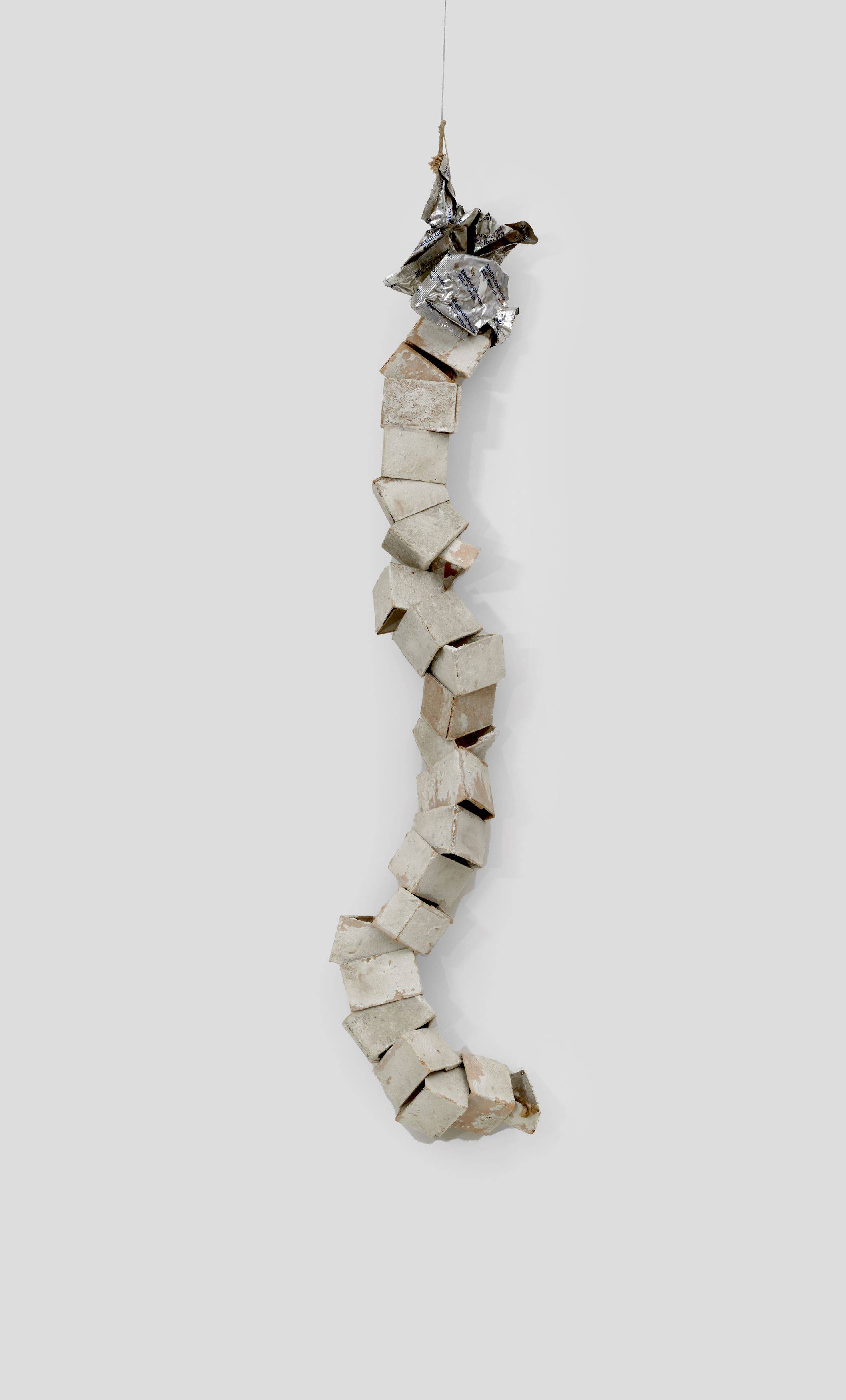 Auf diesem Bild ist das folgende Kunstwerk zu sehen: Hermann Glöckner. Hängende Reihung von 23 räumlichen Dreiecken. 1967.