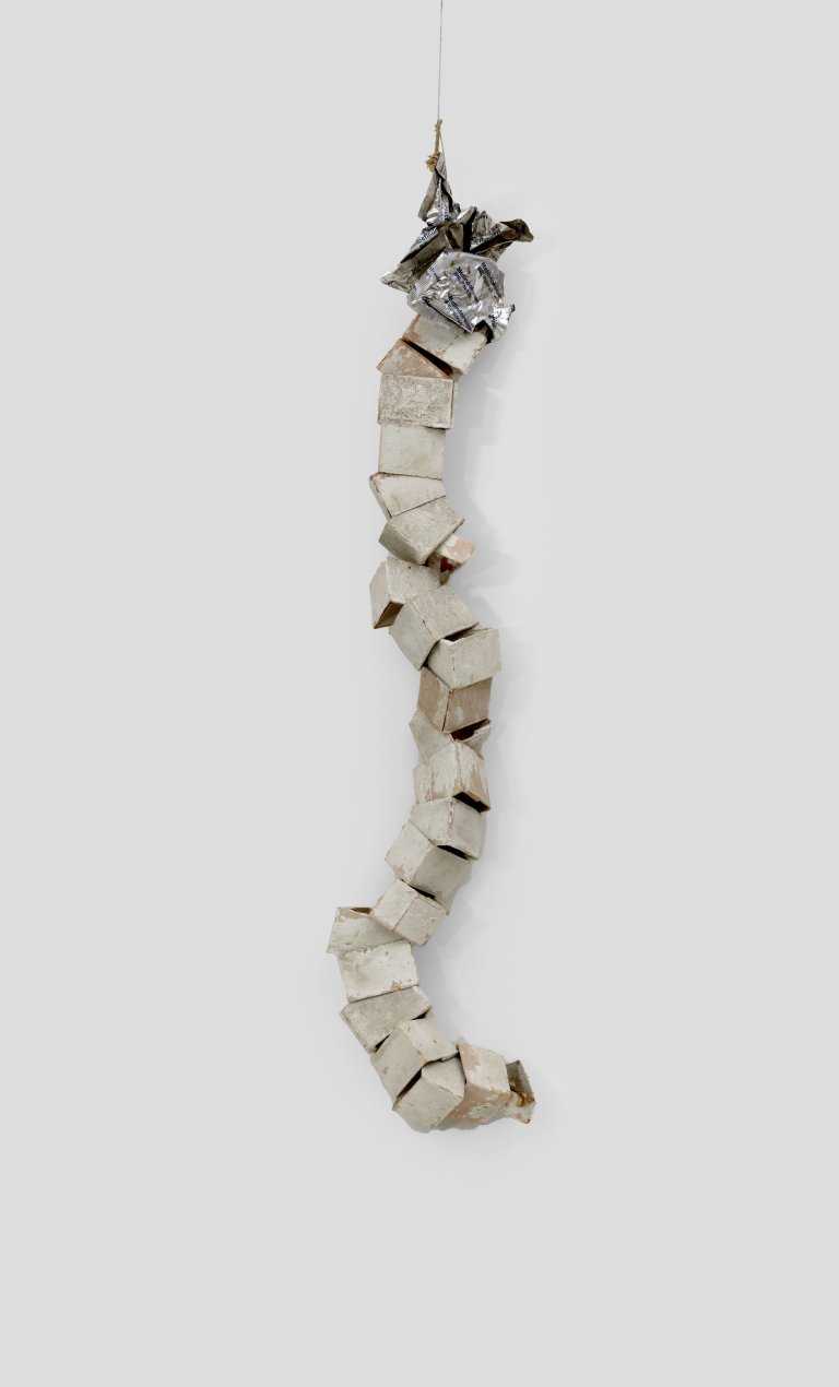 Auf diesem Bild ist das folgende Kunstwerk zu sehen: Hermann Glöckner. Hängende Reihung von 23 räumlichen Dreiecken. 1967.