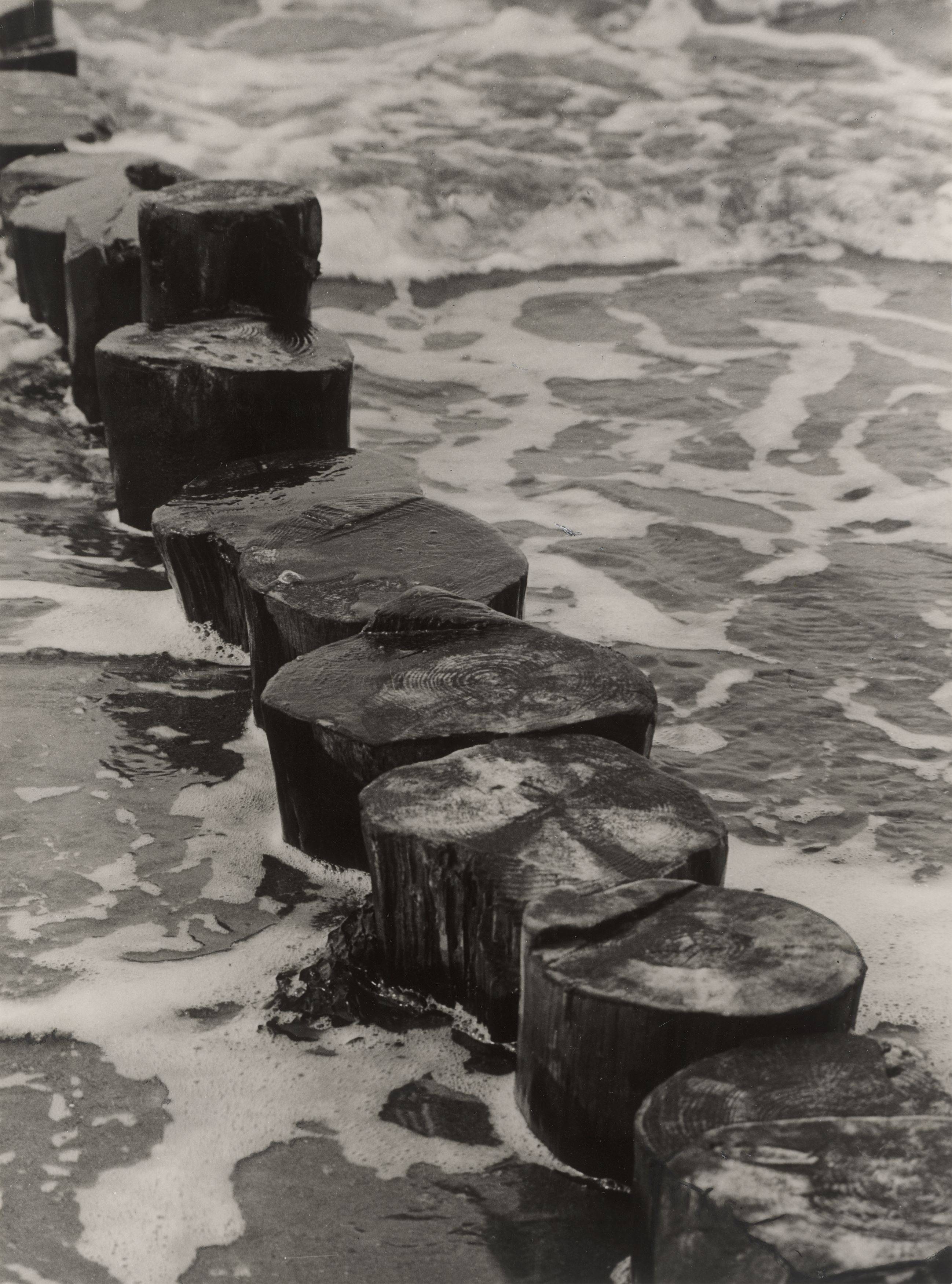 This picture shows the following artwork: Albert Renger-Patzsch. Buhne (Breakwater). 1925.
