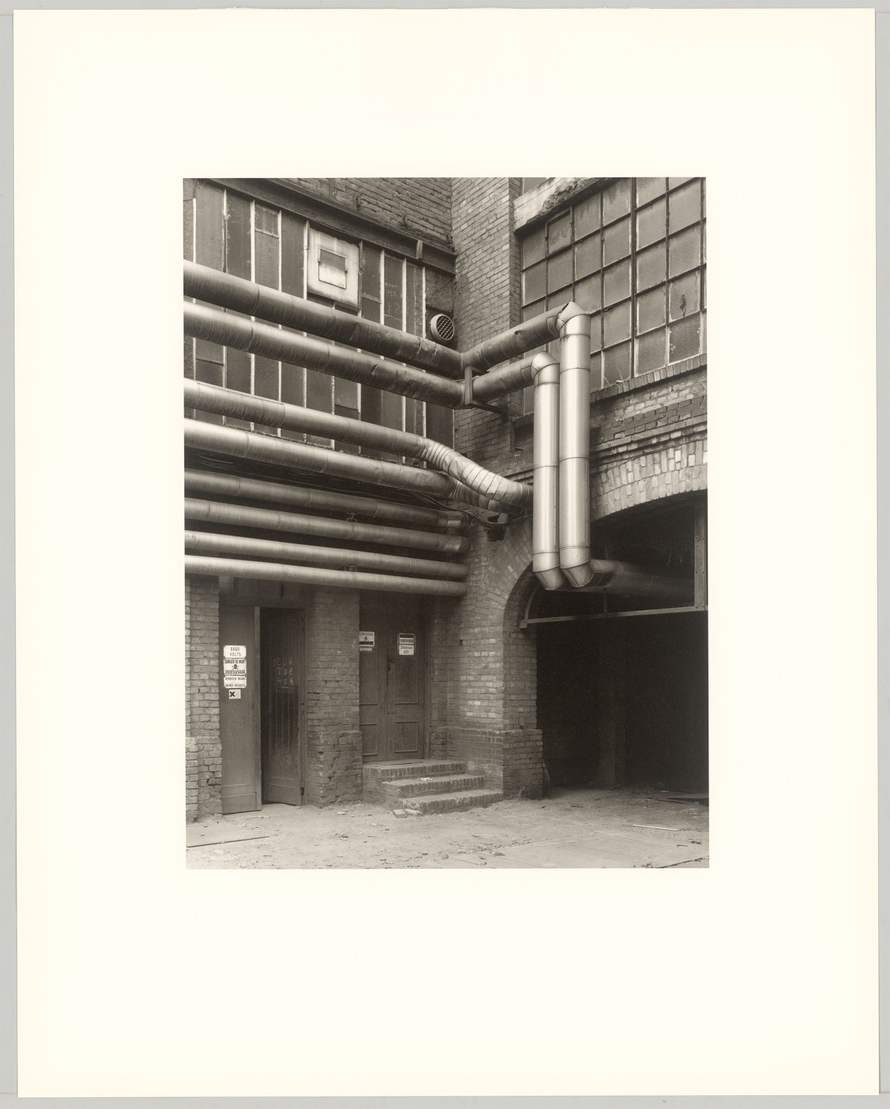 Auf diesem Bild ist das folgende Kunstwerk zu sehen: Bernd und Hilla Becher. „Walls and Conduits“. 1991.