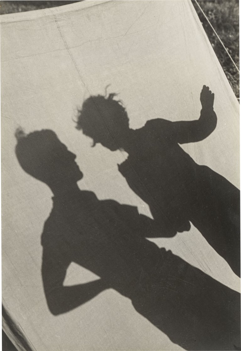 Auf diesem Bild ist das folgende Kunstwerk zu sehen: Dr. Paul Wolff. Schattenstudie, am Zelt, Schweiz. Um 1930.