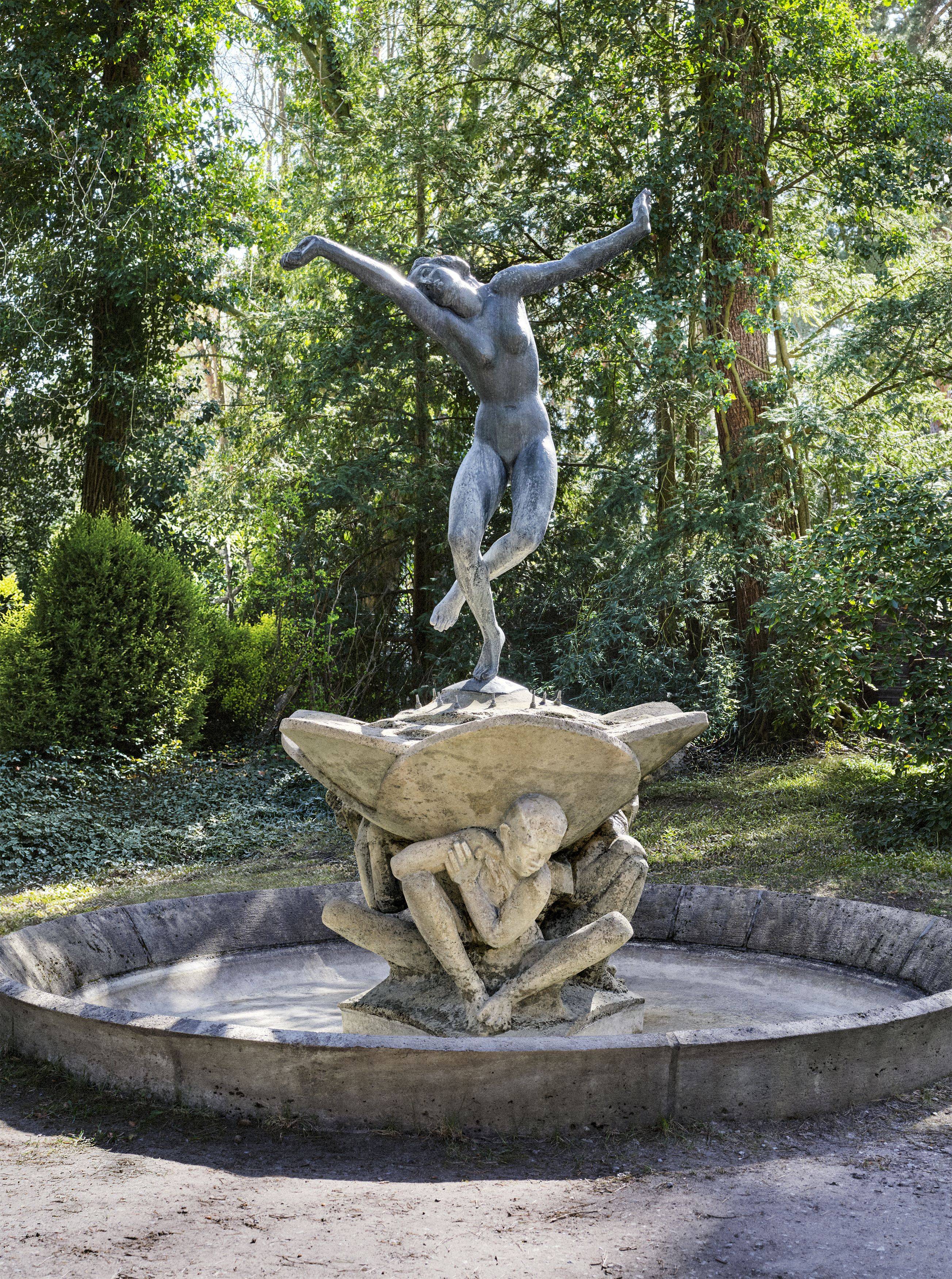 Auf diesem Bild ist das folgende Kunstwerk zu sehen: Georg Kolbe. „Tänzerinnen–Brunnen“. 1922.