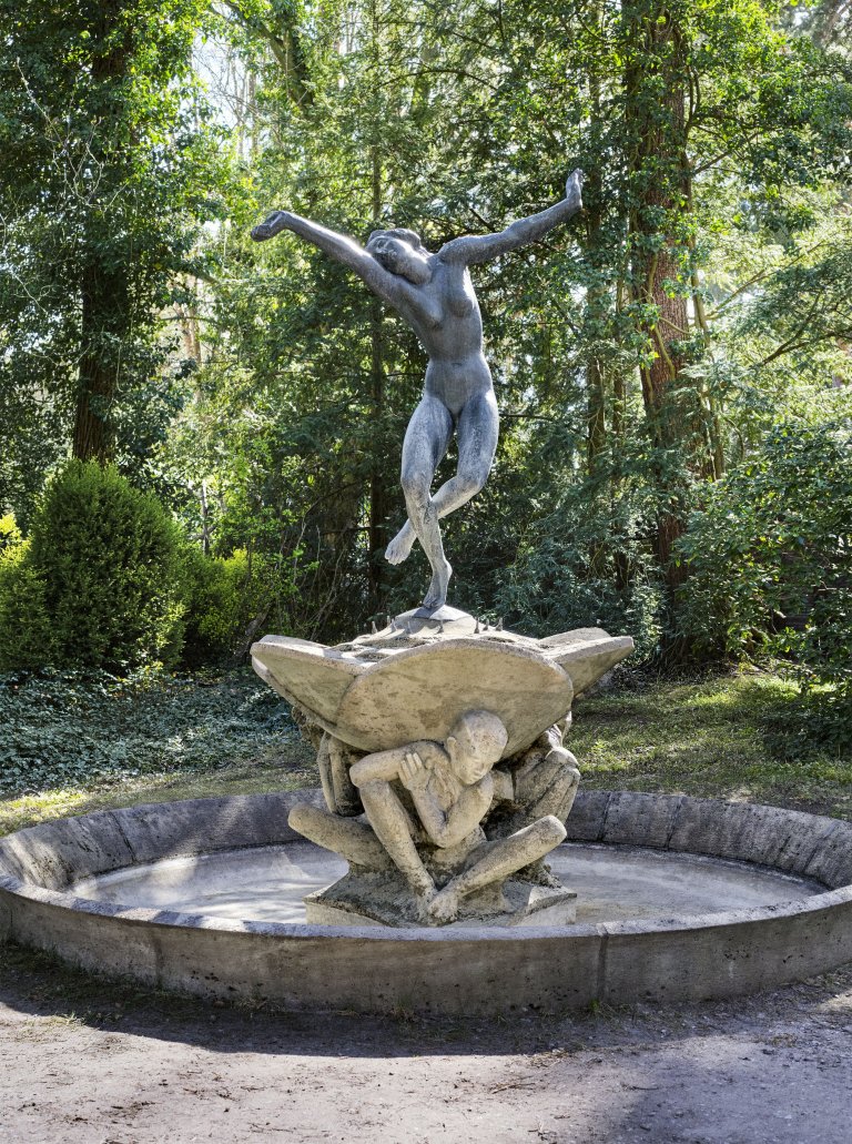 Auf diesem Bild ist das folgende Kunstwerk zu sehen: Georg Kolbe. „Tänzerinnen–Brunnen“. 1922.