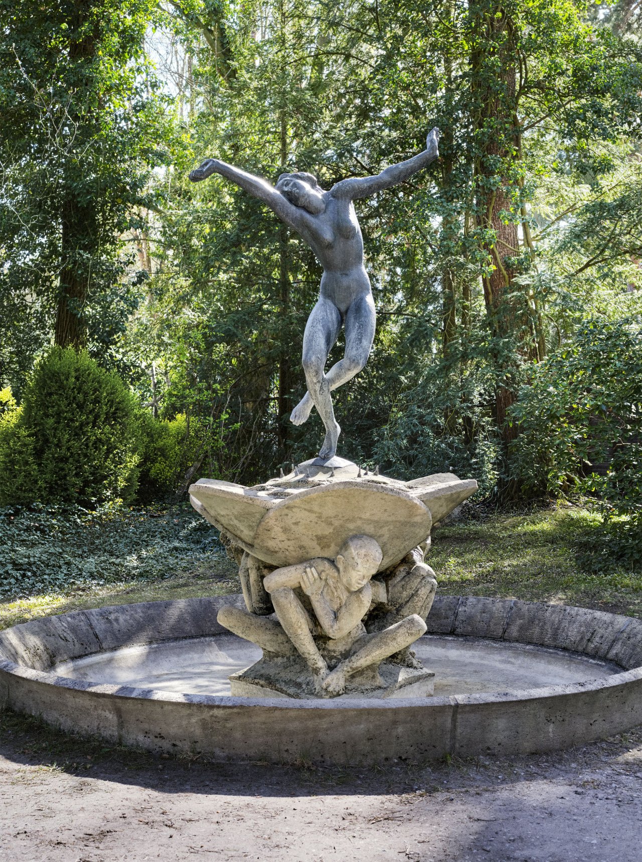 Auf diesem Bild ist das folgende Kunstwerk zu sehen: Georg Kolbe. „Tänzerinnen–Brunnen“. 1922.
