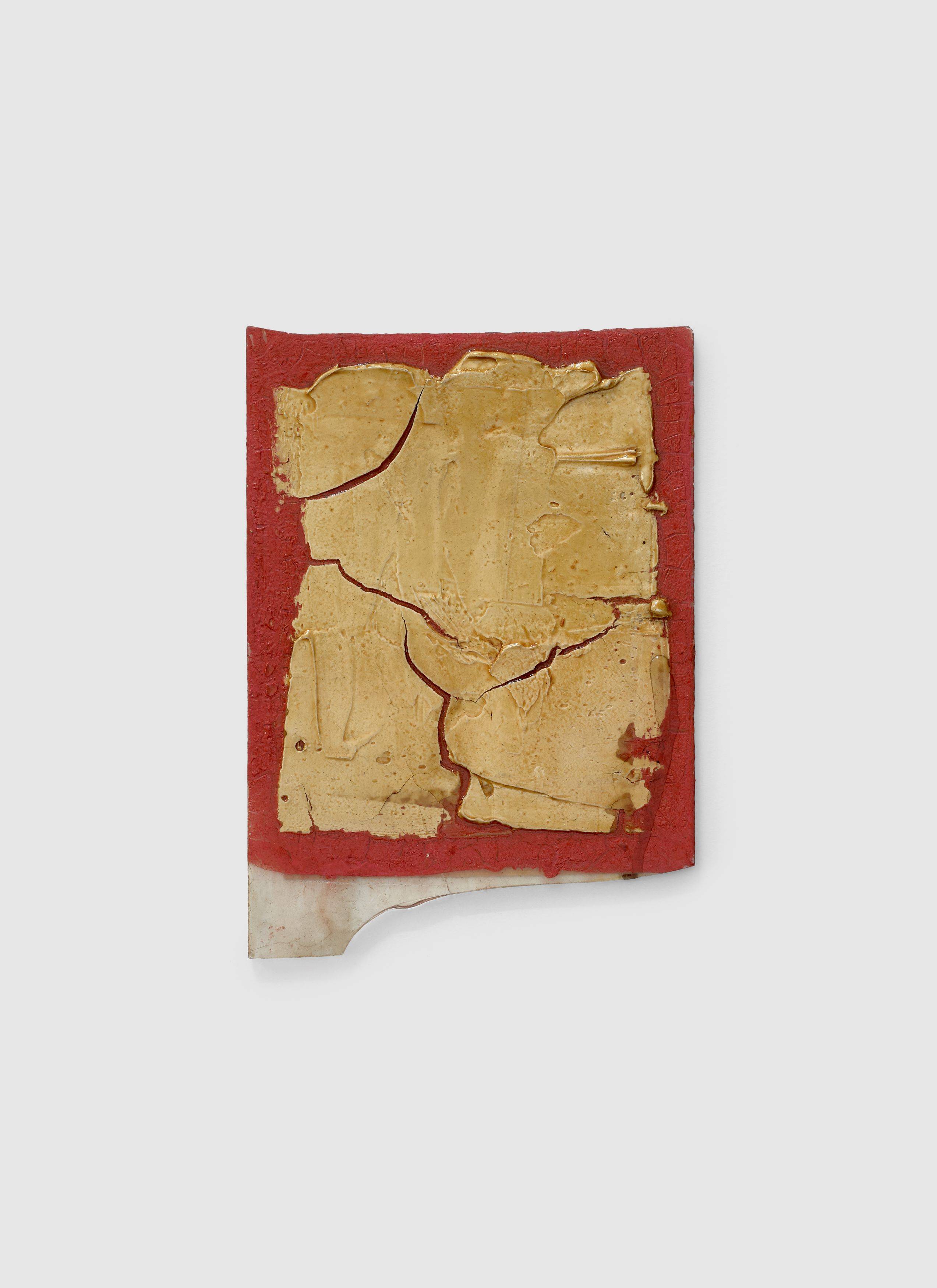 Auf diesem Bild ist das folgende Kunstwerk zu sehen: Hermann Glöckner. Gerissene helle Masse auf rotem Grund. 1964.