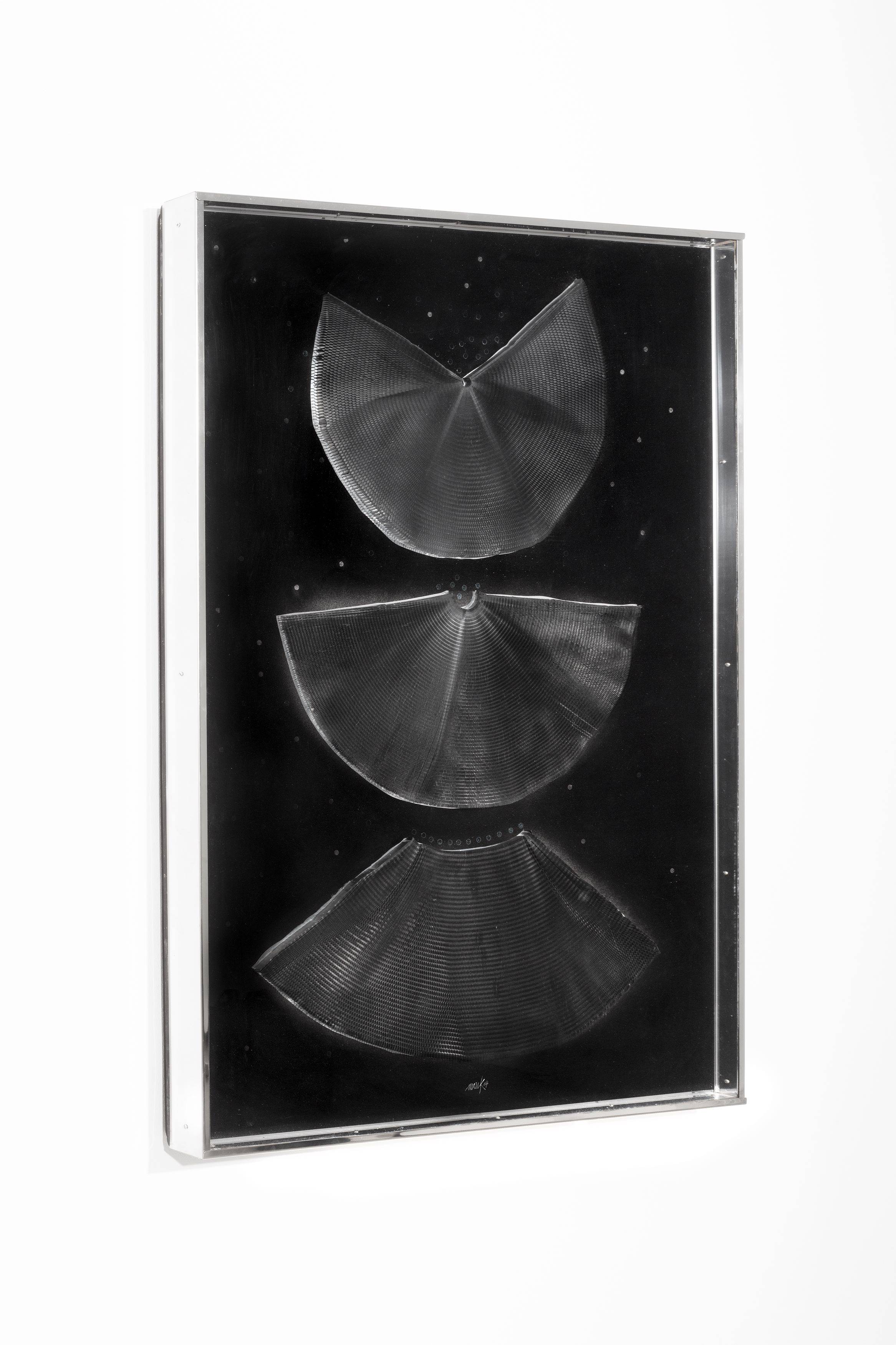Auf diesem Bild ist das folgende Kunstwerk zu sehen: Heinz Mack. „schwarzer Engel“. 1964.
