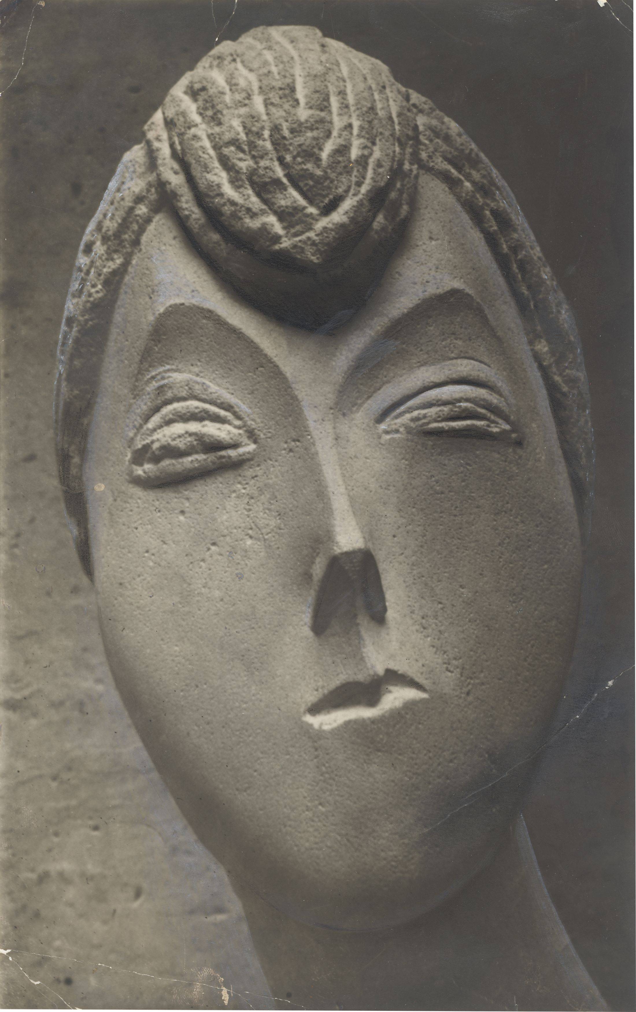 This picture shows the following artwork: Constantin Brâncuşi. Tête de femme (La Baronne Renée Frachon). Circa 1909.