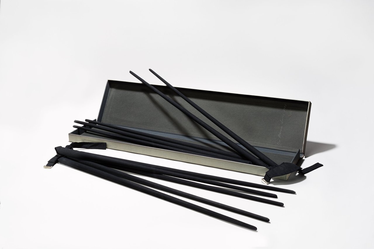 Auf diesem Bild ist das folgende Kunstwerk zu sehen: Rebecca Horn. „Handschuhfinger“. 1973.