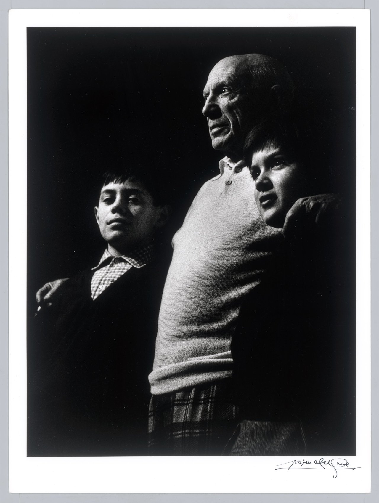Auf diesem Bild ist das folgende Kunstwerk zu sehen: Lucien Clergue. „Picasso, Claude et Paloma, La Californie, Cannes“. 1956.