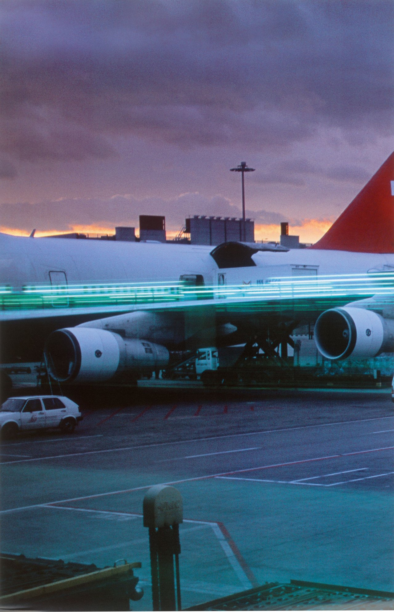 Auf diesem Bild ist das folgende Kunstwerk zu sehen: Peter Fischli und David Weiss. „Ohne Titel (Airport Zürich, 2000)“. 2000/2007.