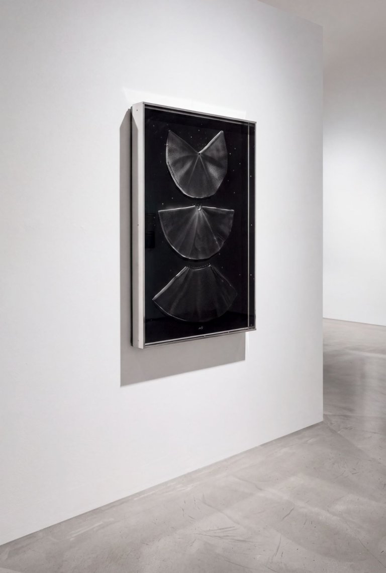This picture shows the following artwork: Heinz Mack. „schwarzer Engel“. 1964.