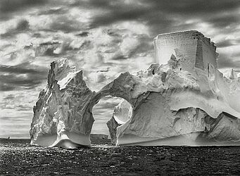 „Antarctica“. Iceberg between the Paulet Islands and the Shetland Islands